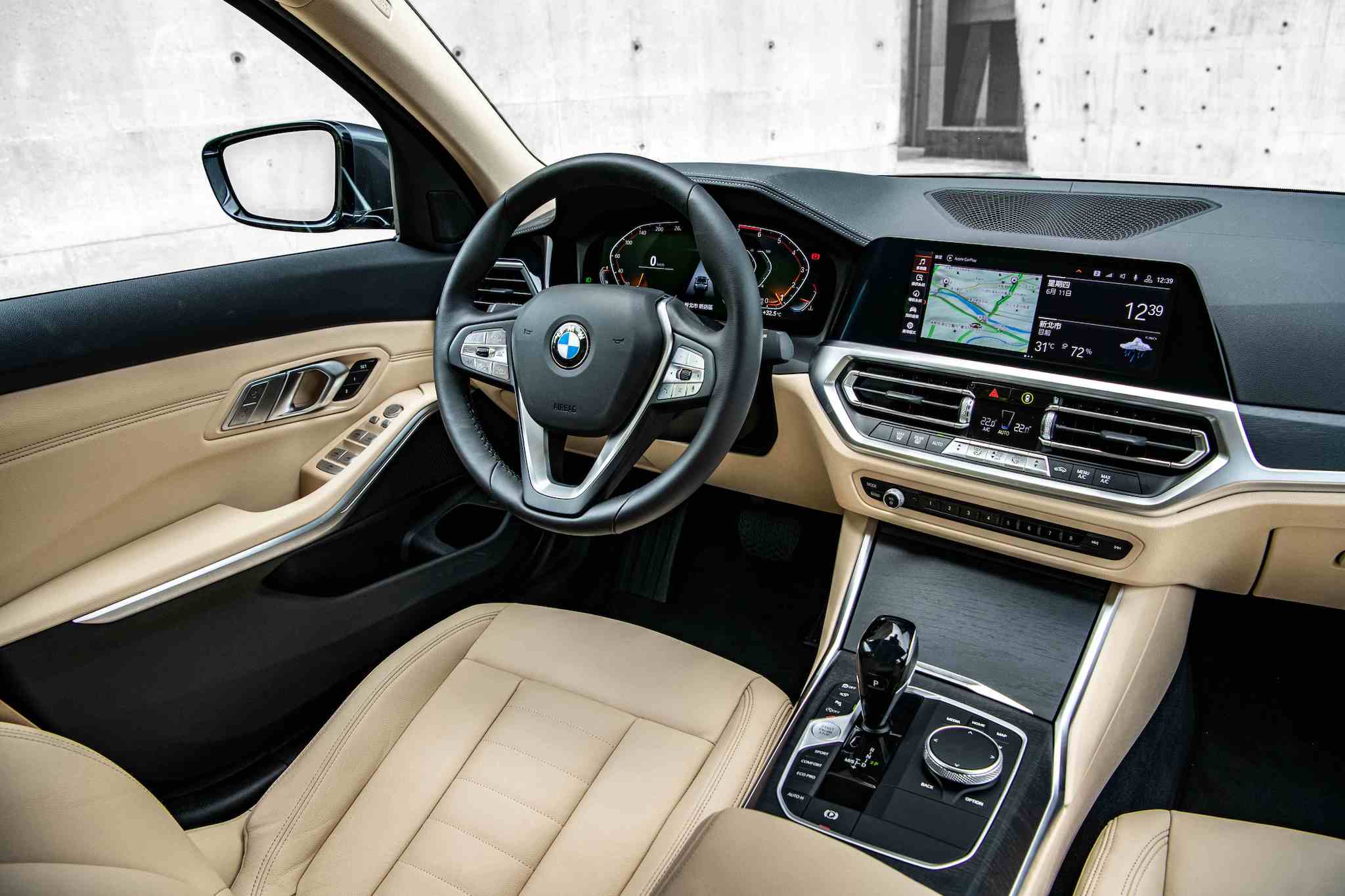 全新 2.0 BMW 318i 以 Vernasca 真皮內裝與全數位虛擬座艙打造，限量 100 台更升級360 度環景輔助攝影、遠端 3D 監控、HiFi 高傳真音響系統與電動行李廂啟閉。