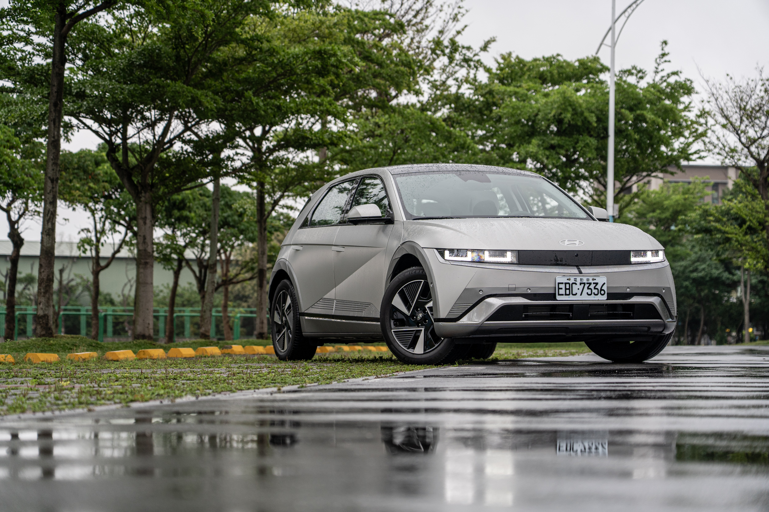 試駕車為 EV650 車型,輔以 Premium 尊榮套件,總價為 199.9 萬。