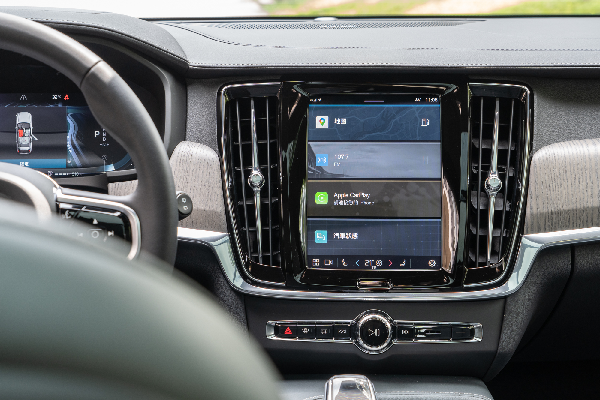 9吋觸控螢幕中控台整合Google車載資訊娛樂系統，將Google受到泛用的導航、影音播放、語音助理、App商店等功能直接內建，也具備Apple CarPlay功能，將車輛與數位生活完美串接。