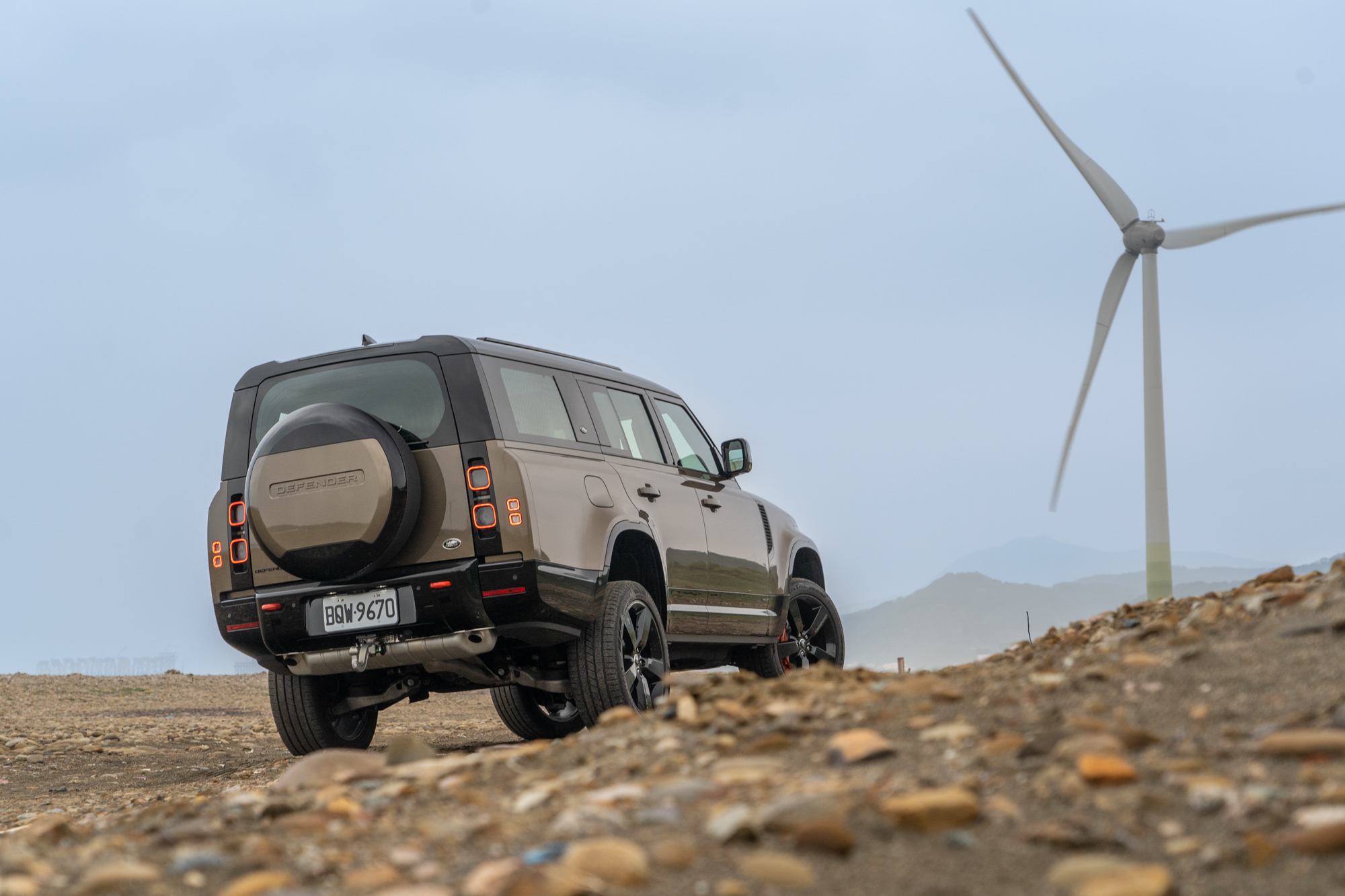 離去角從 40 度縮減至 29 度,其餘如 90cm 的涉水深度等越野能力皆維持 Defender 一貫強悍。
