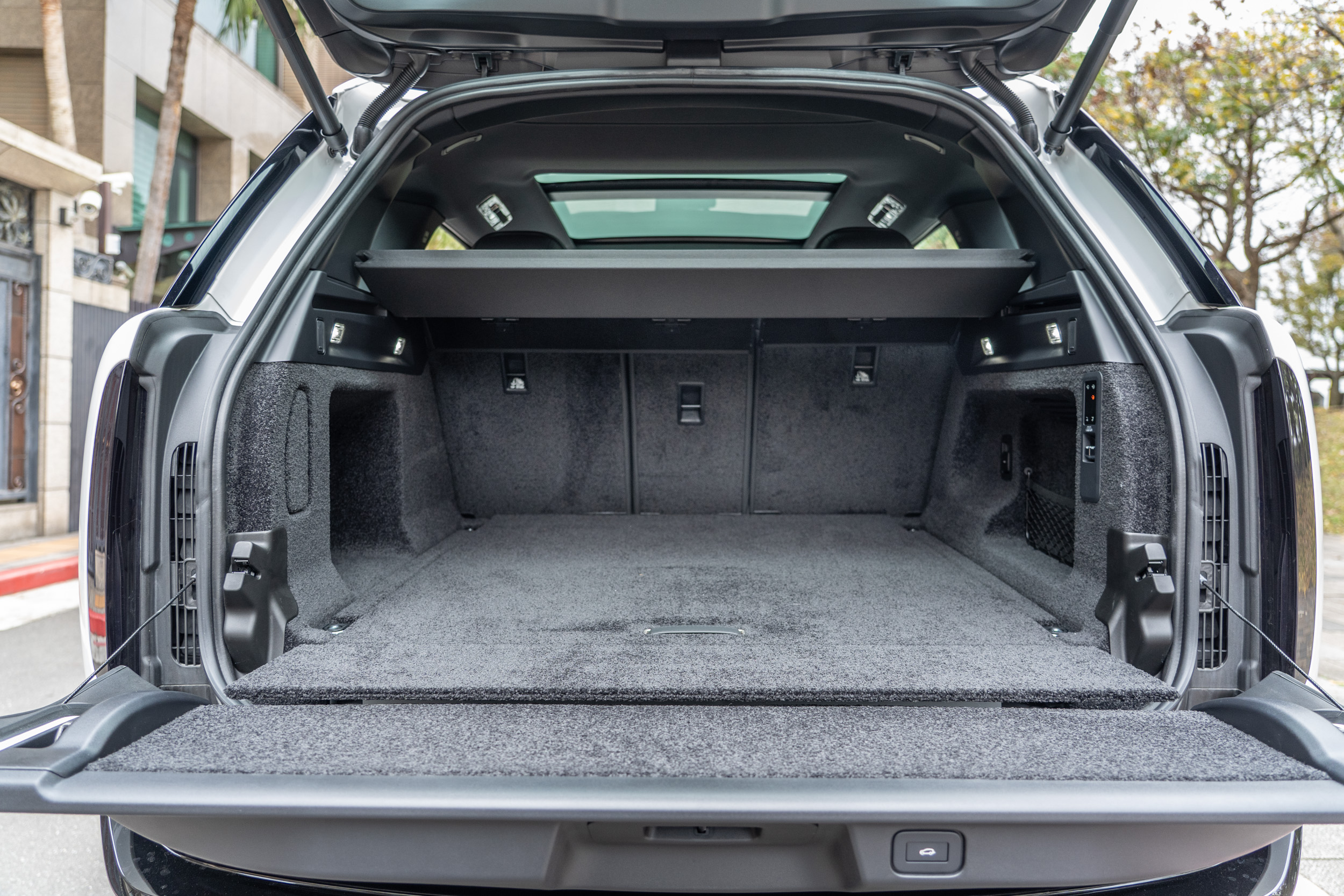 標準乘坐狀態下後廂容積可達818公升。