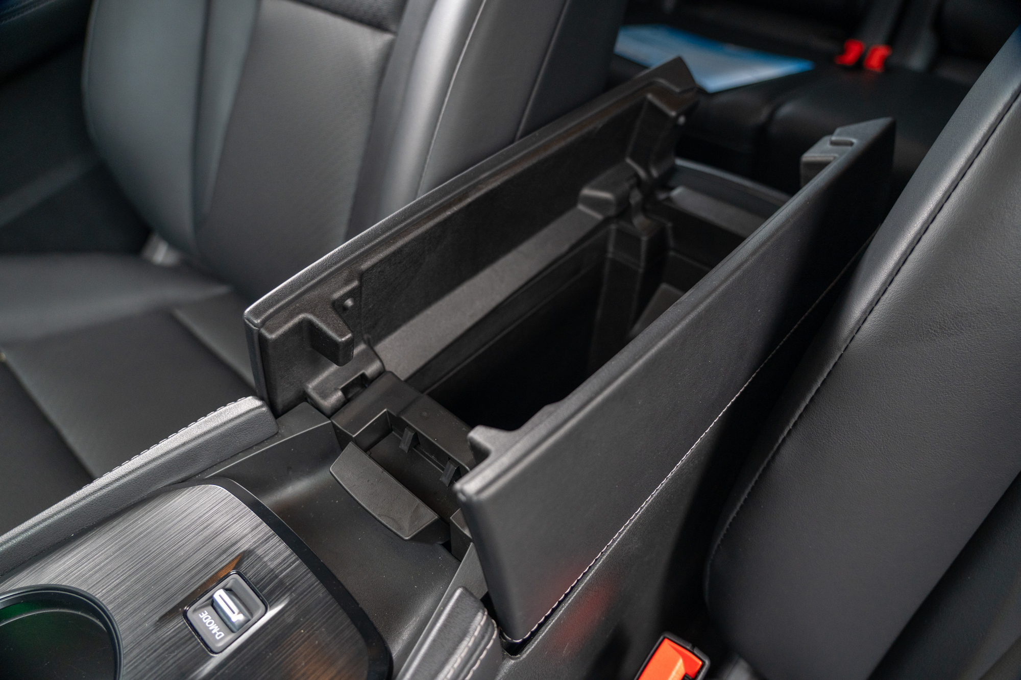 X-TRAIL輕油電旗艦版的對開式中央扶手置物開口設計,使用上更添便利。