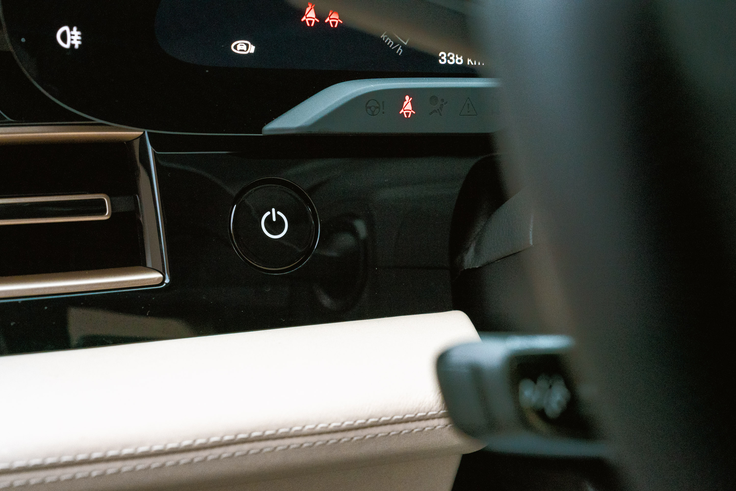 Taycan車系均為按鈕式啟閉,但位置依然維持在左側,保有初心。