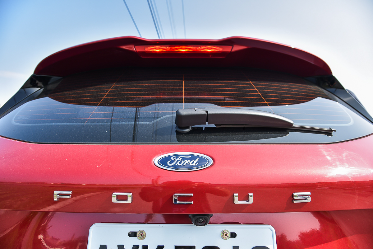 近年來許多新車不約而同的都在車尾加上鍍鉻字體，第四代Focus則是將車款名稱鍍鉻字加大字距平均鑲嵌在尾門上。