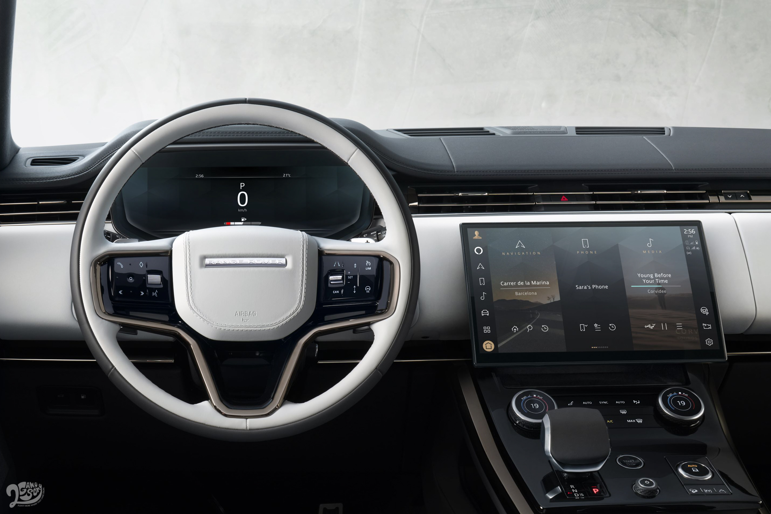 屢獲殊榮的 Pivi Pro 車輛資訊娛樂系統整合 13.7 英吋全數位化虛擬儀表板與懸浮式 13.1 英吋曲面觸控螢幕，提供更便捷的駕馭體驗。