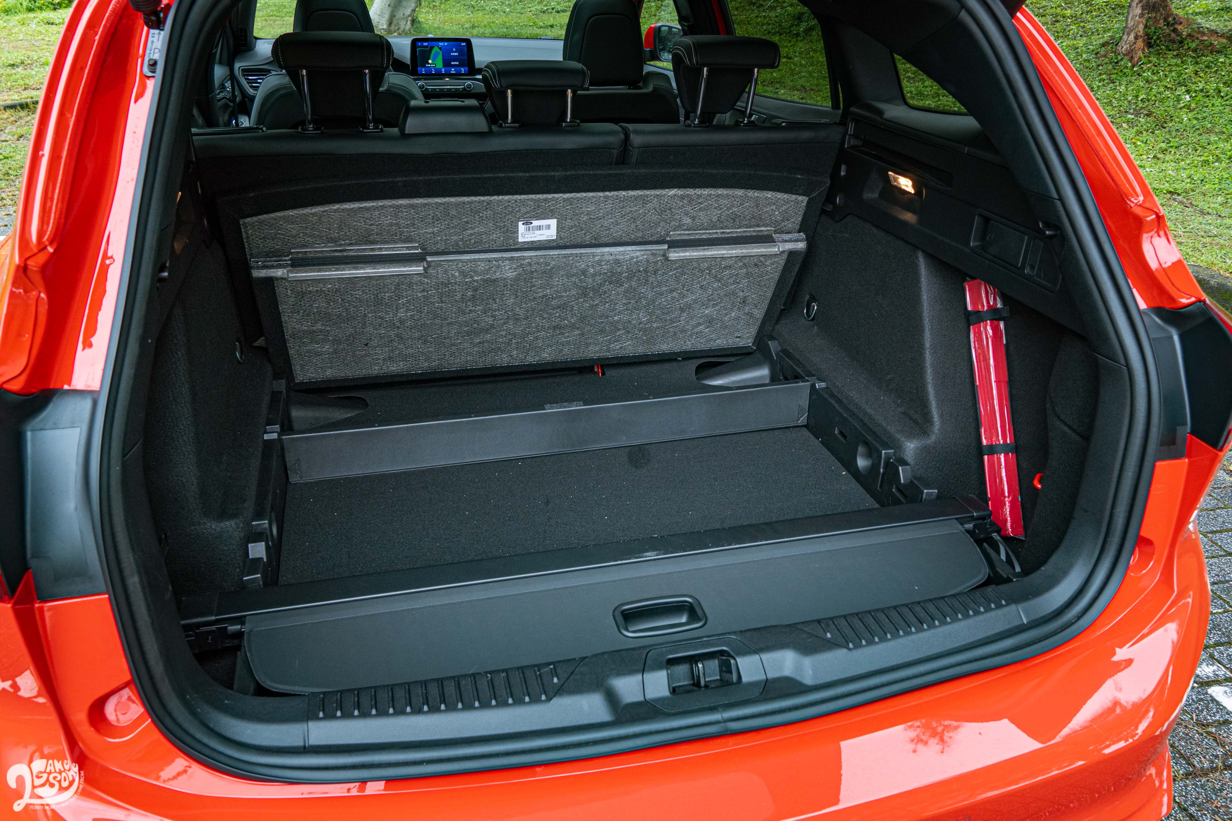 底板擁有多種變化方式,甚至有障板的專屬存放空間。