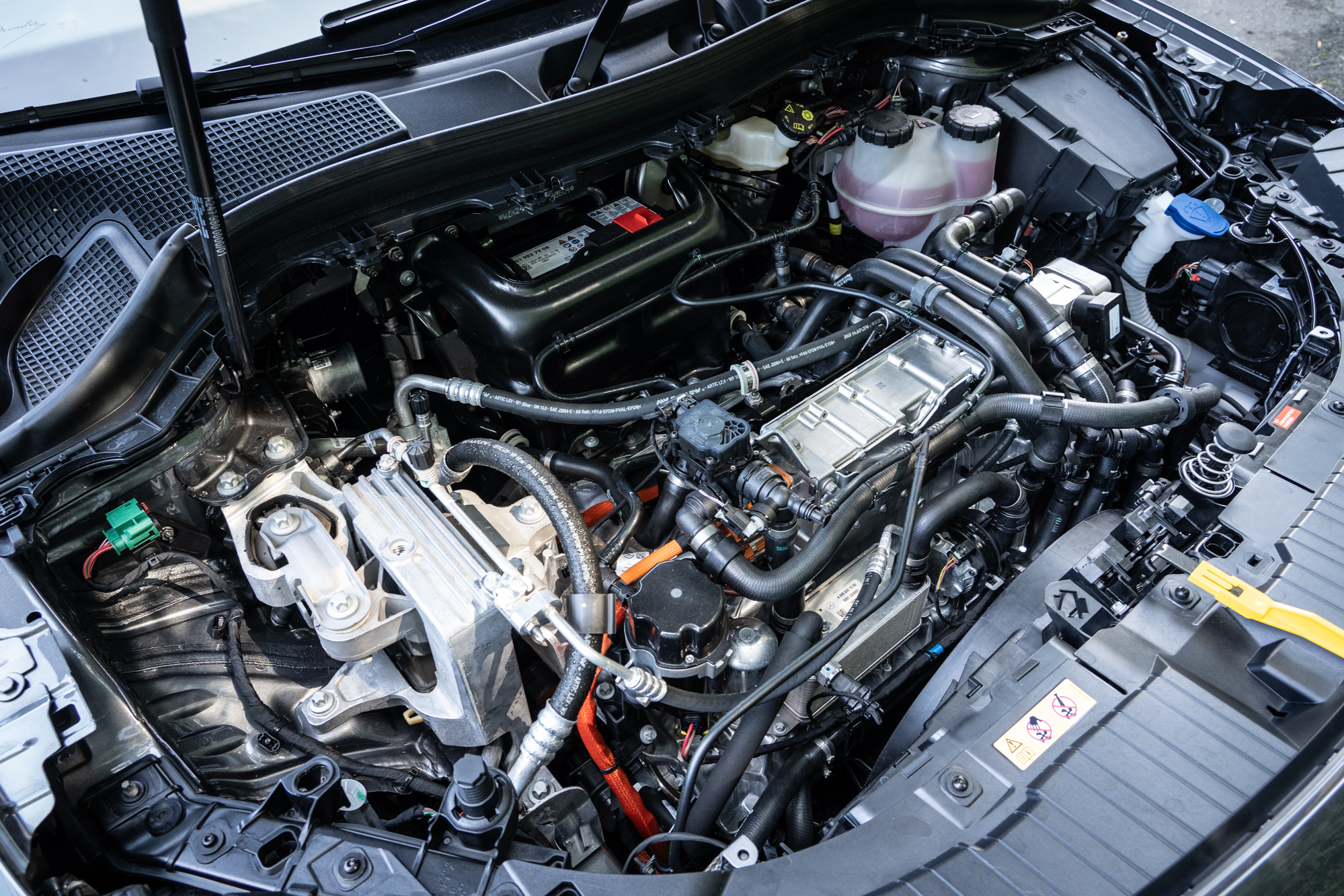 傳統引擎位置並未有置物空間,展現其油電共生的身份特性。