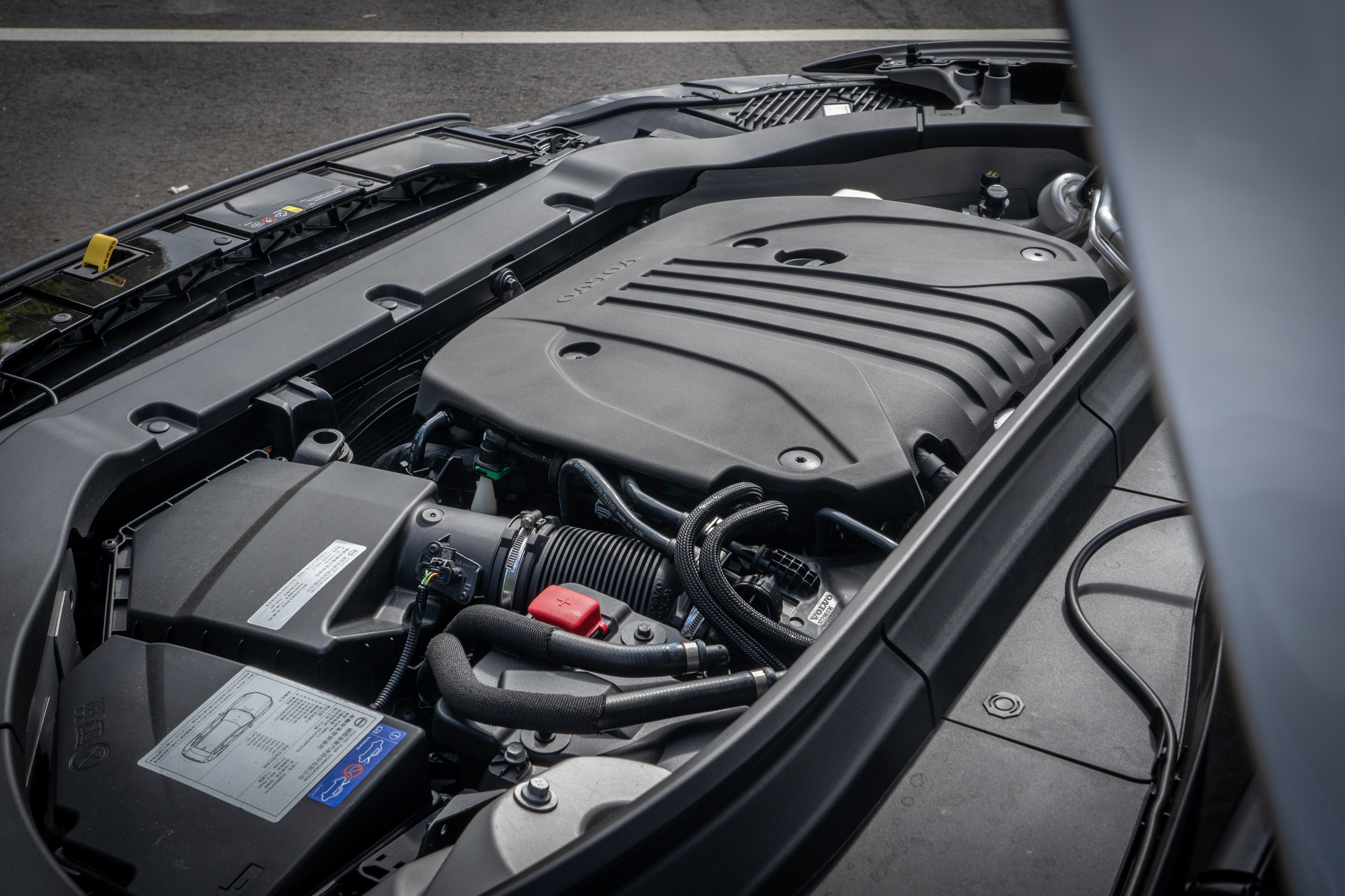 XC60 B4 Momentum 以一具 2.0 升直列四缸渦輪增壓引擎為本體，輔以 48V 輕油電，額外供應 14hp 的提速力道。