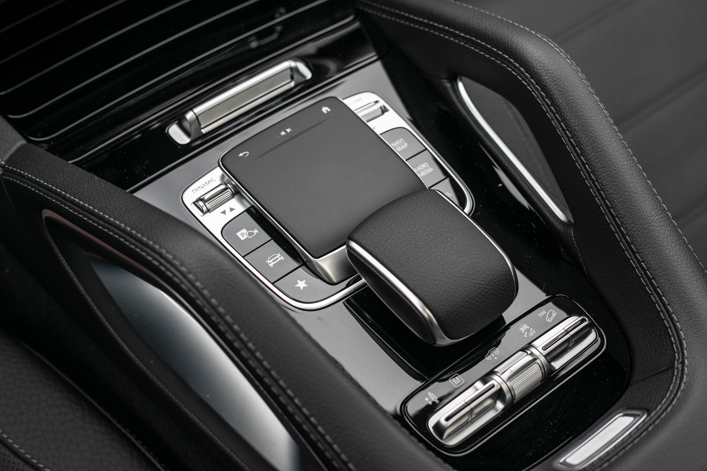 MBUX 多媒體操控介面,提供觸控螢幕以外的另一操作選項。