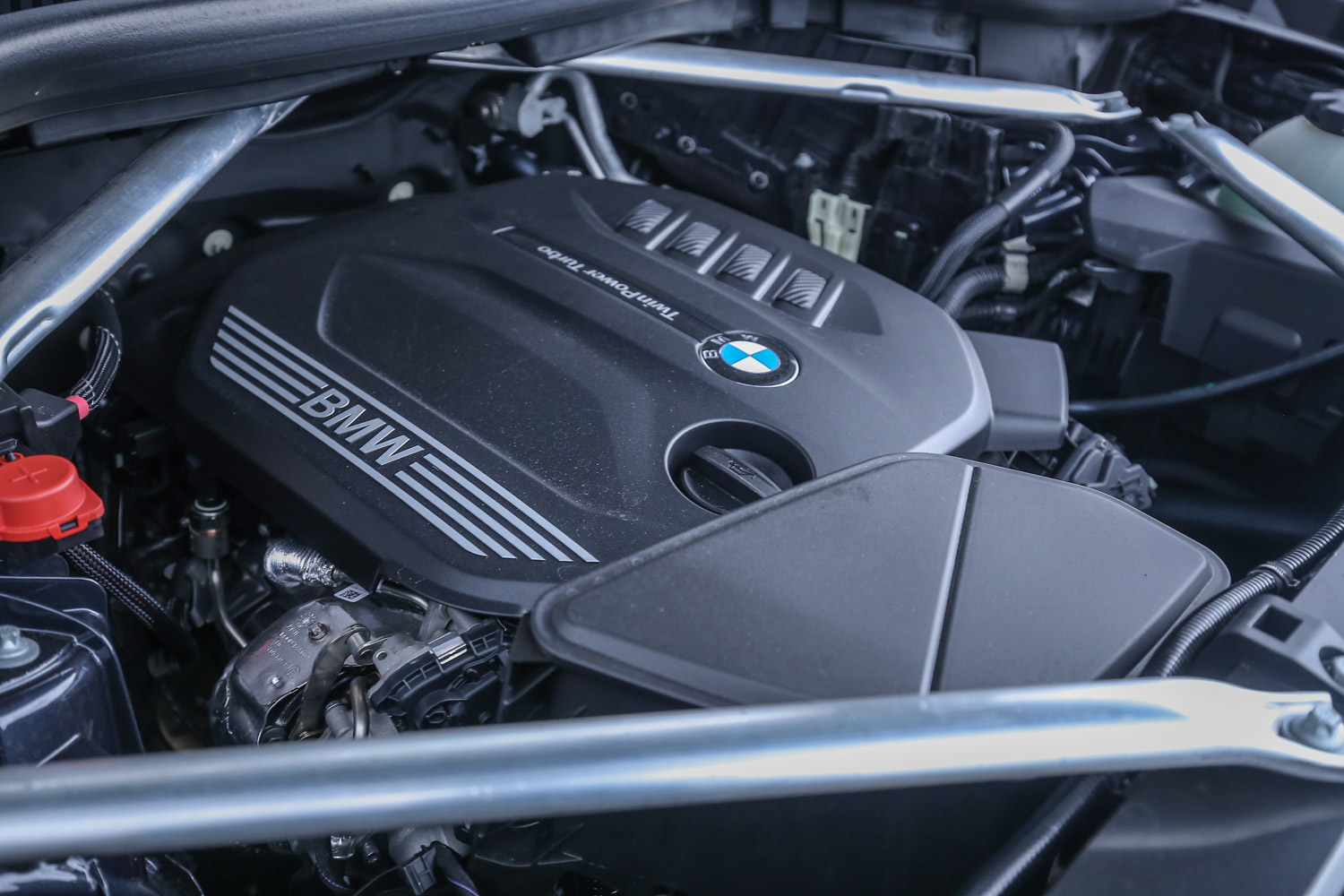 X5 xDrive25d 搭載 2.0 升直列四缸柴油引擎，最大馬力為 231hp/4400rpm，峰值扭力為 450Nm/1500rpm。