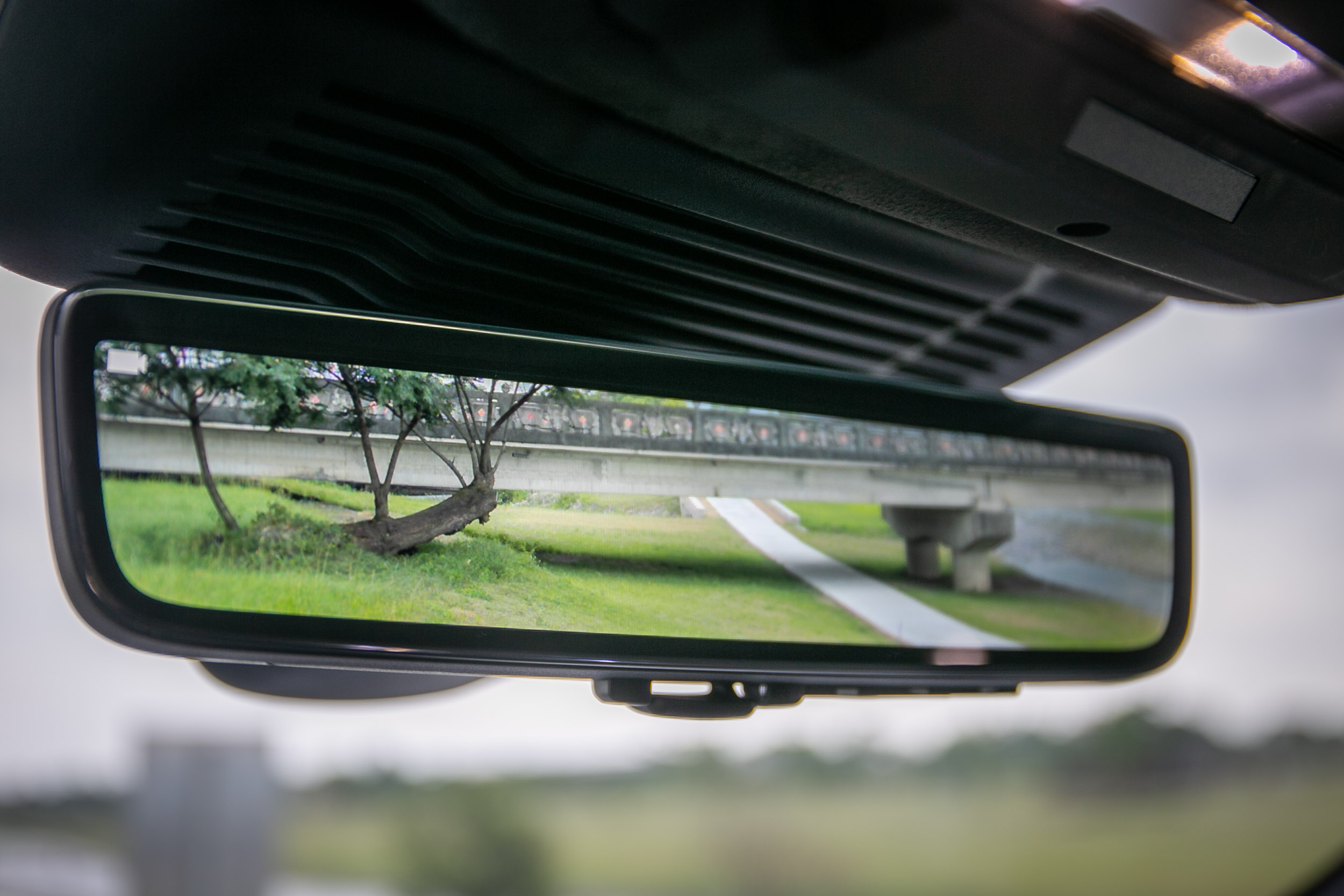 ClearSight 電子後視鏡為車系標準配備。