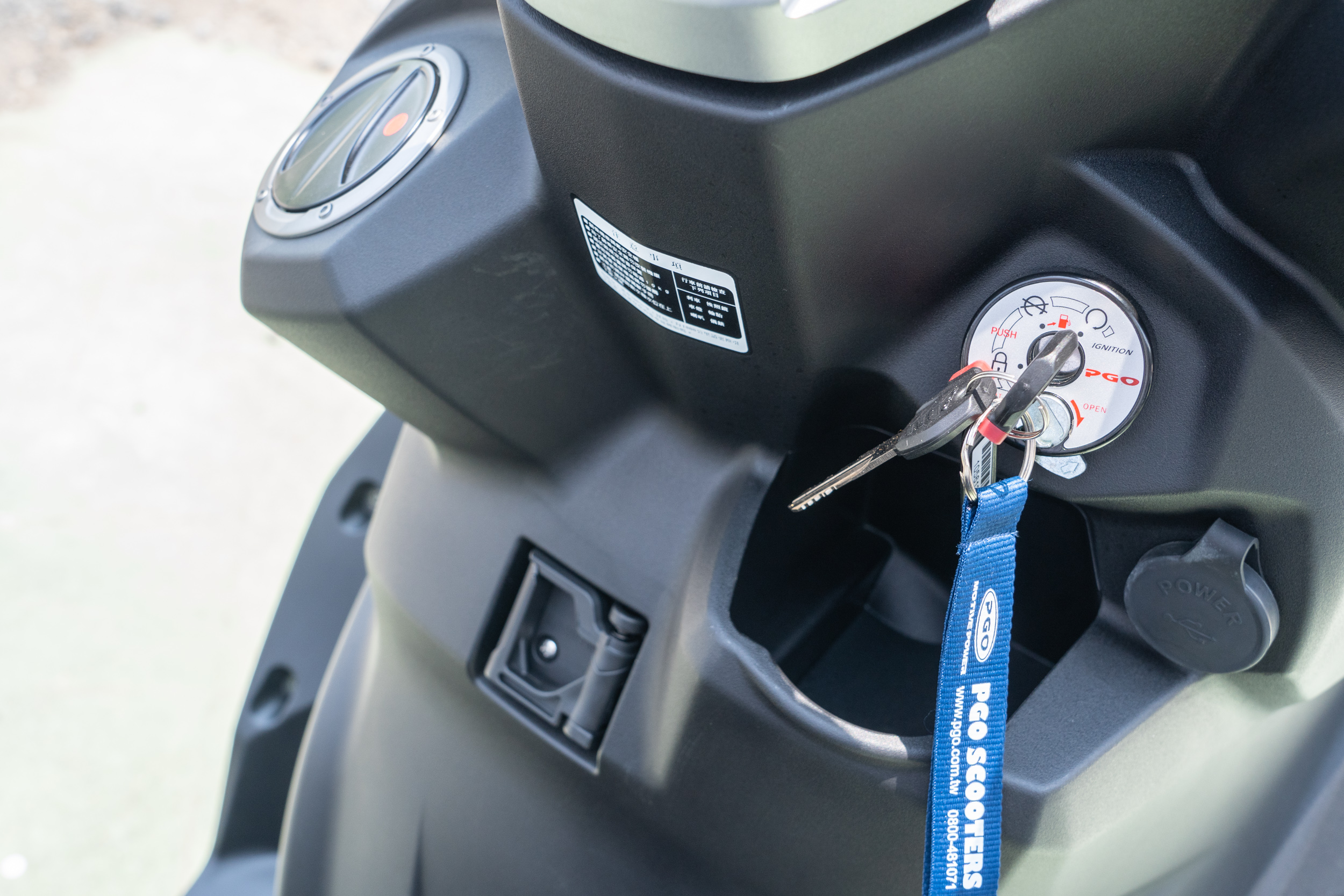 手套箱側邊配置 USB QC 3.0 充電座。