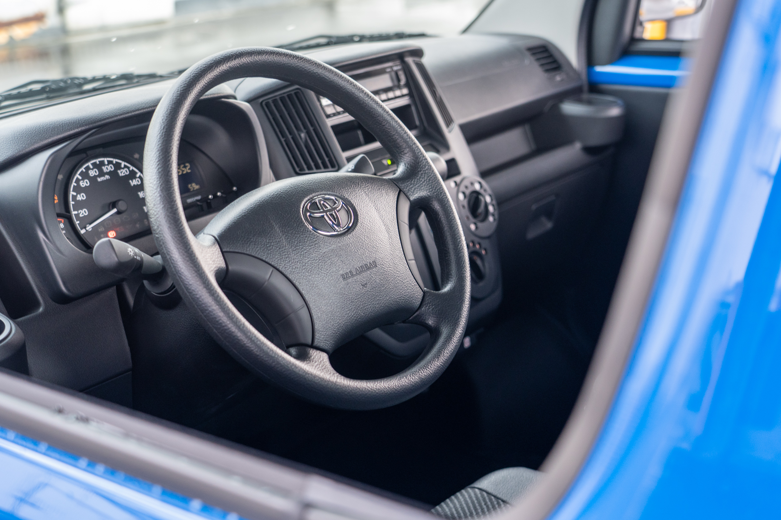 四輻式方向盤設計可惜並無多功能按鍵整合其上。