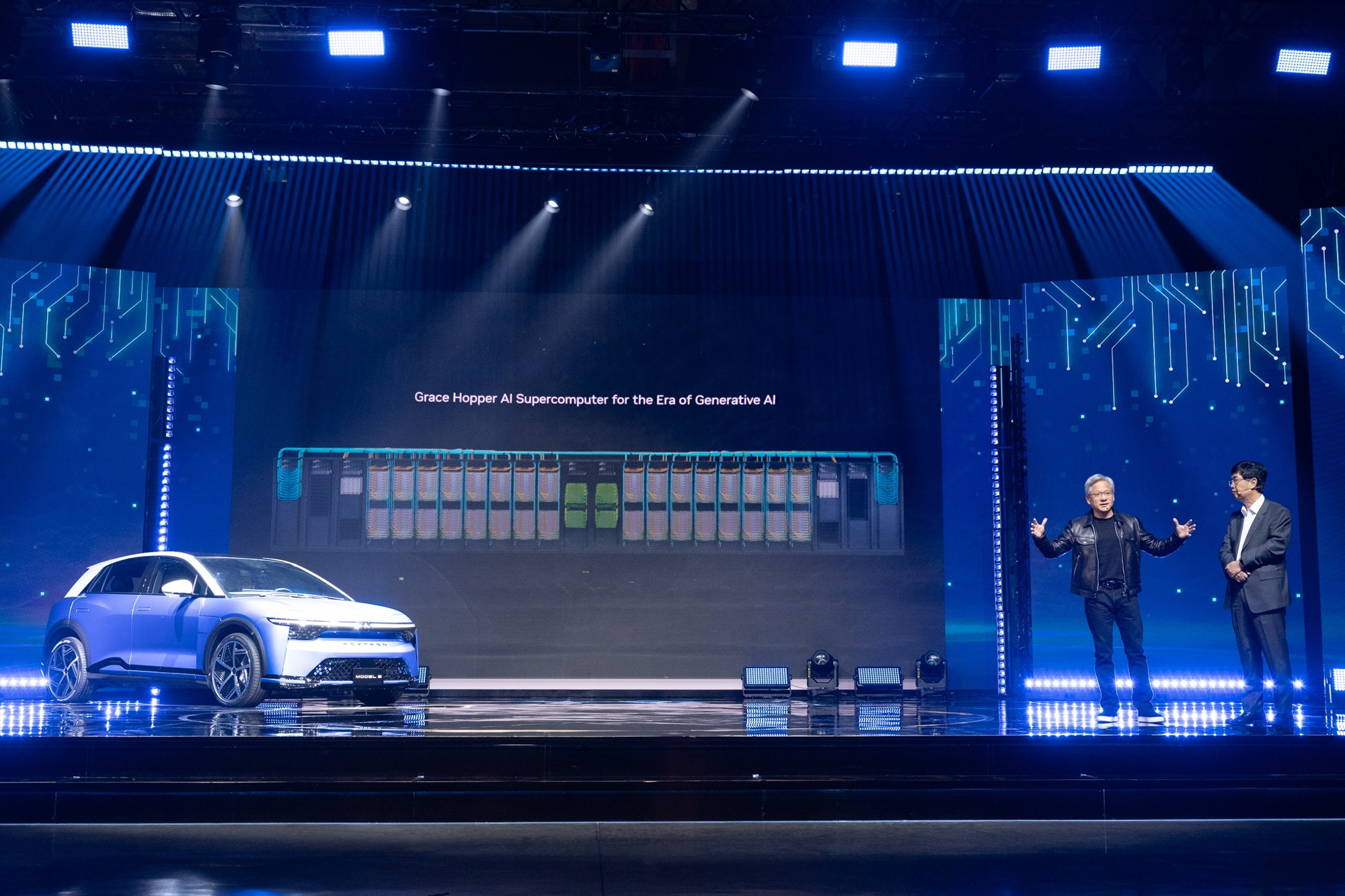 NVIDIA創辦人暨執行長黃仁勳表示將與鴻海合作開發下世代人工智慧與機器人生產系統。