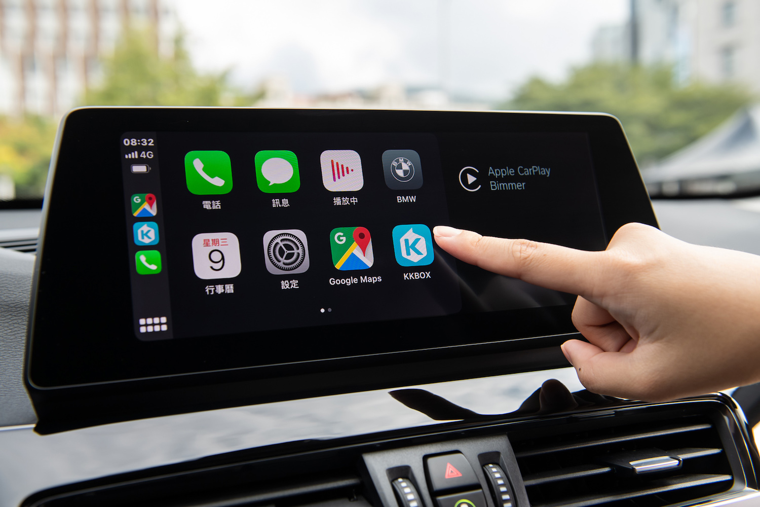 全車系標配全彩多功能車況抬頭顯示器、10.25 吋中控觸控螢幕、BMW 智能衛星導航與無線 Apple CarPlay 整合系統。