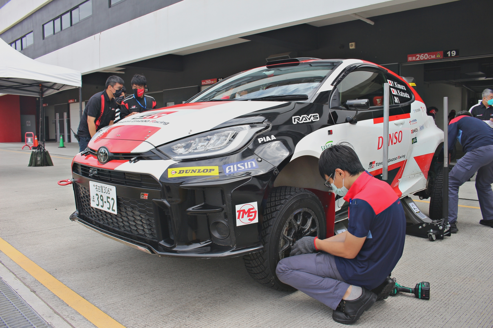 Yokohama 團隊也在現場進行換胎，讓日本賽車手有最好的輪胎可以使用。