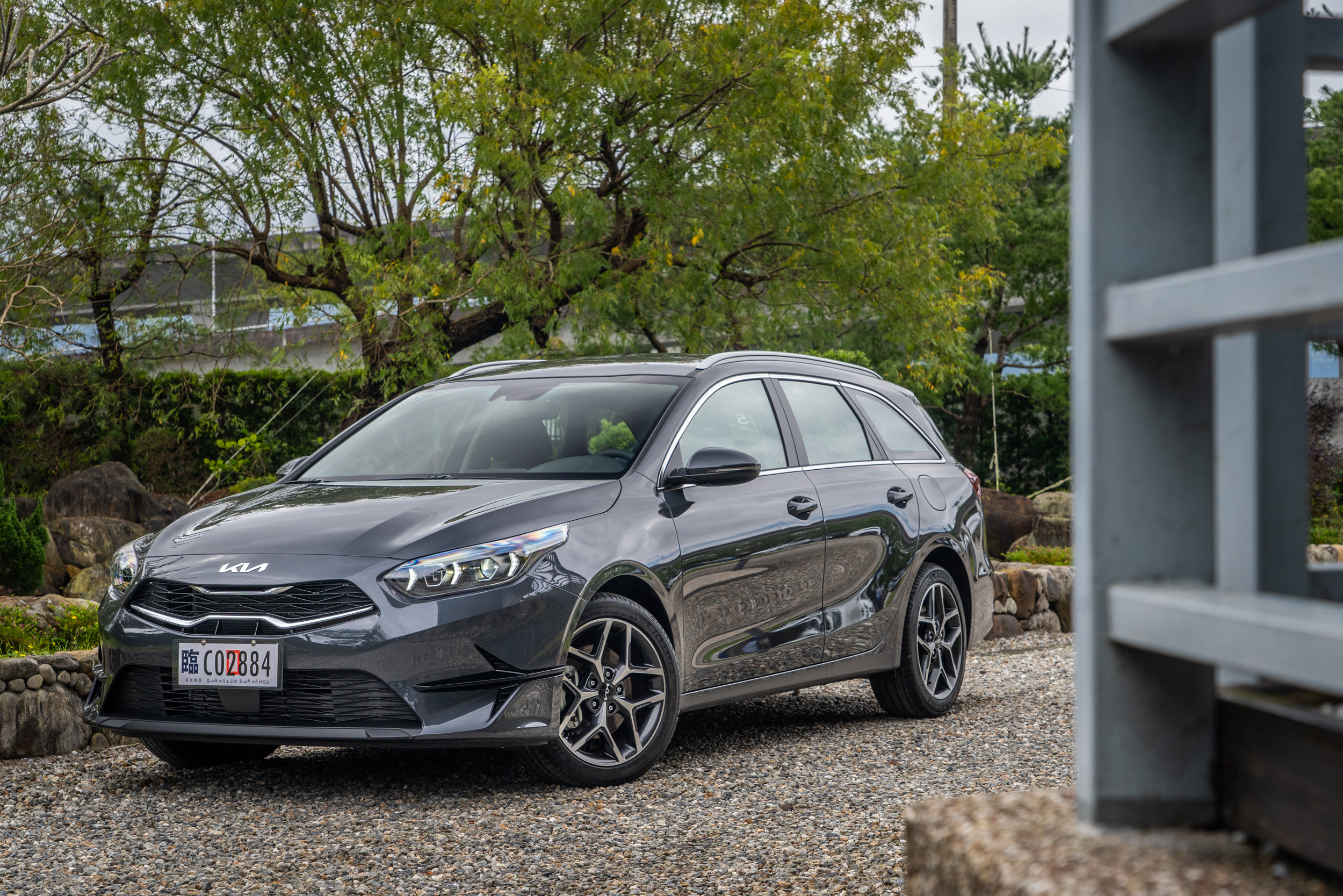 試駕車款為 Kia 小改款 Ceed Sportwagon,建議售價新台幣 109.8 萬元。