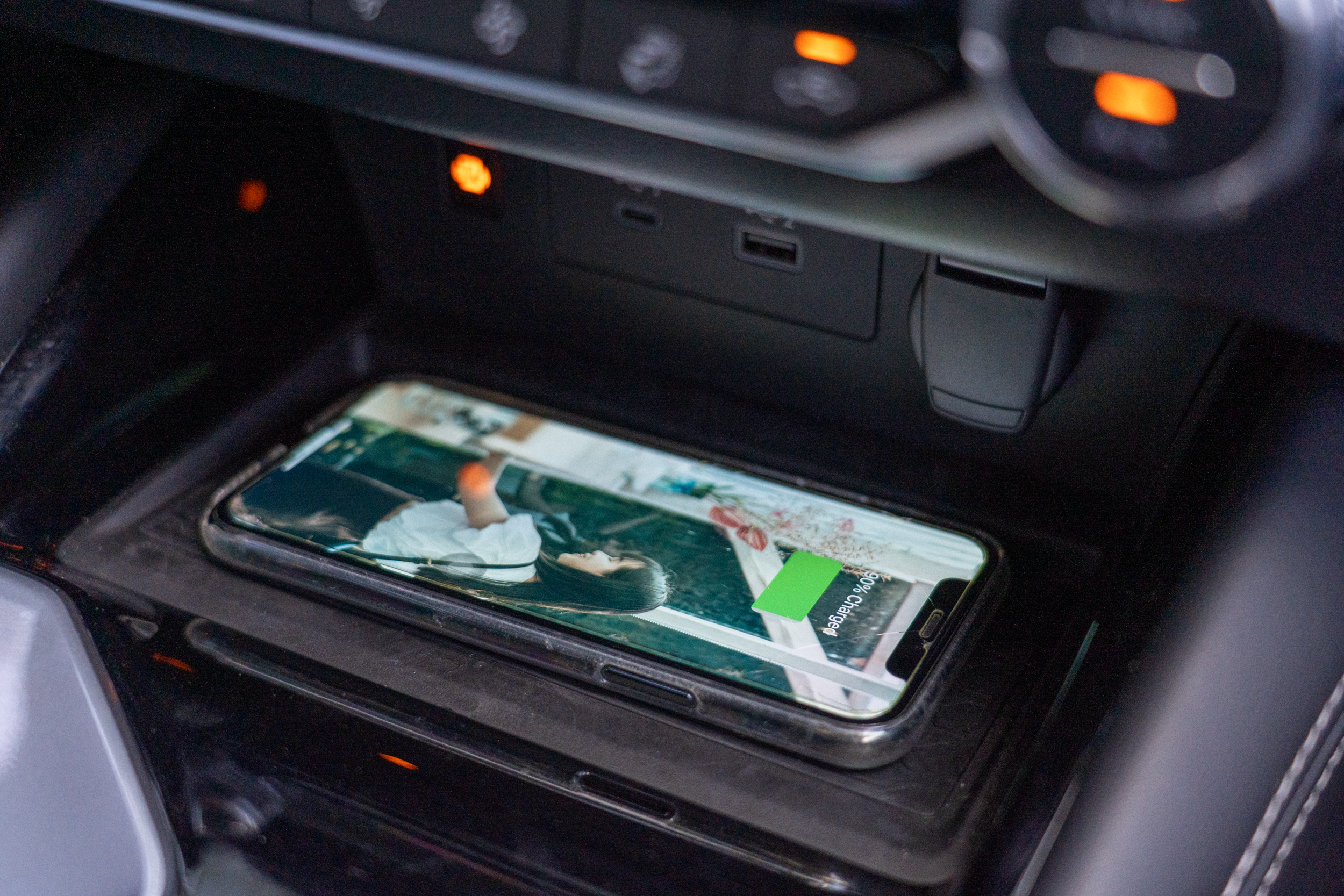 Qi 無線充電亦列為標配，搭配無線 Apple CarPlay 可構成完整的數位使用介面。