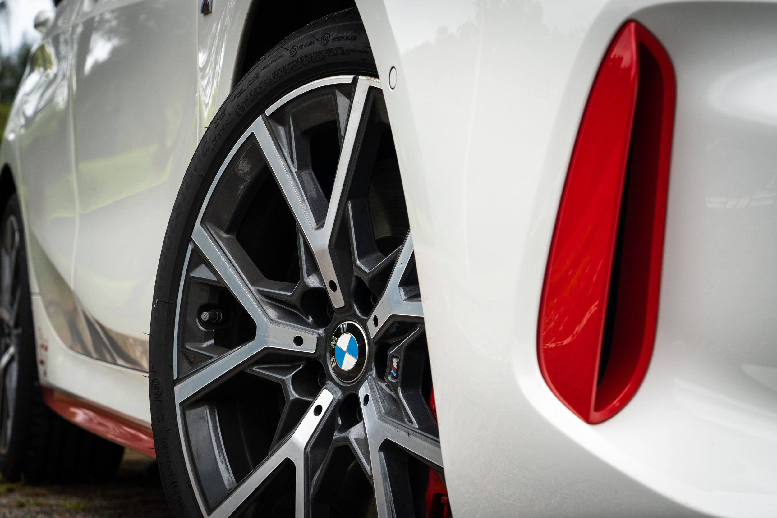 ti 專屬輪圈為 18 吋規格,