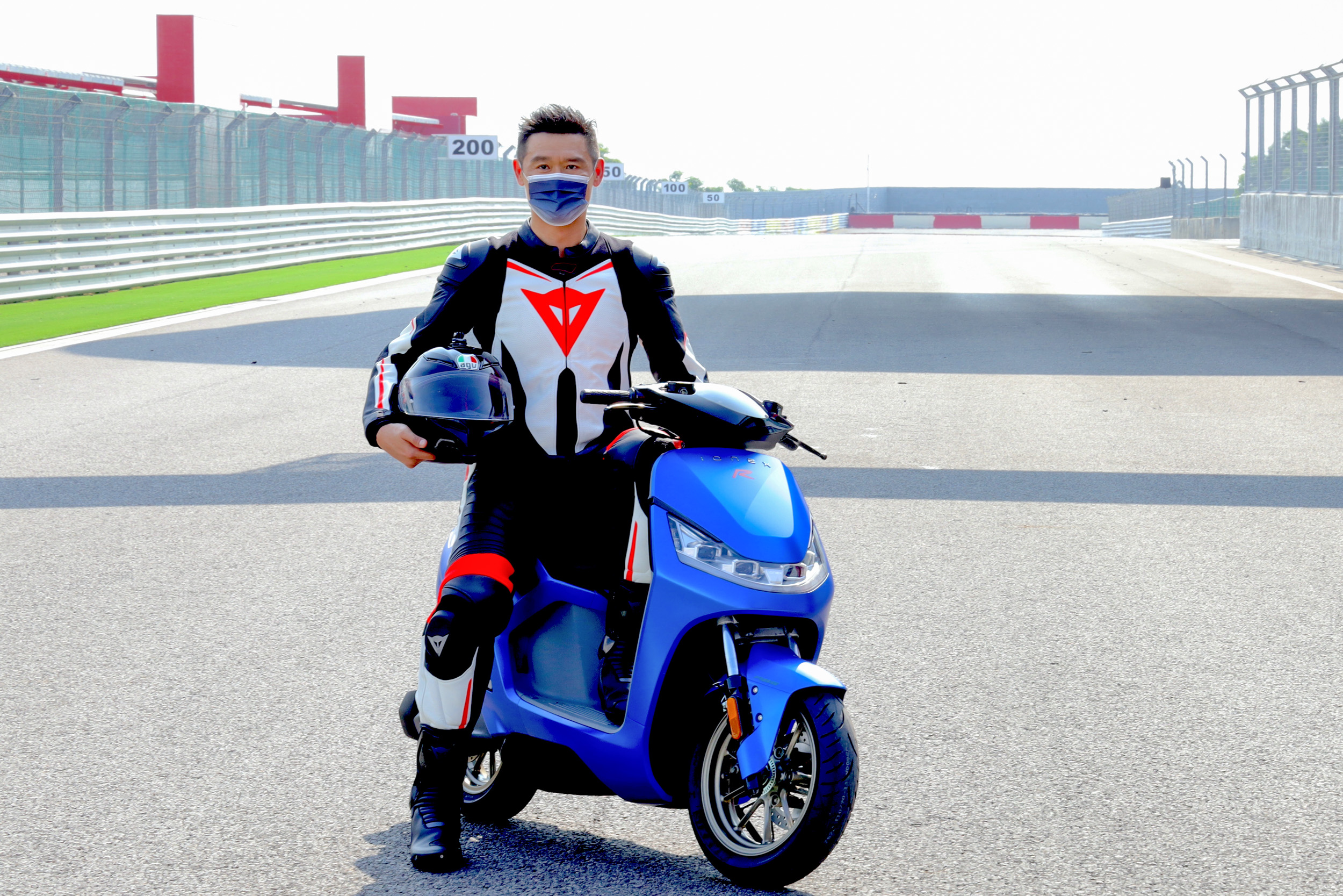 光陽集團董事長柯勝峯親自於麗寶賽道體驗 Ionex S7R 的性能表現。