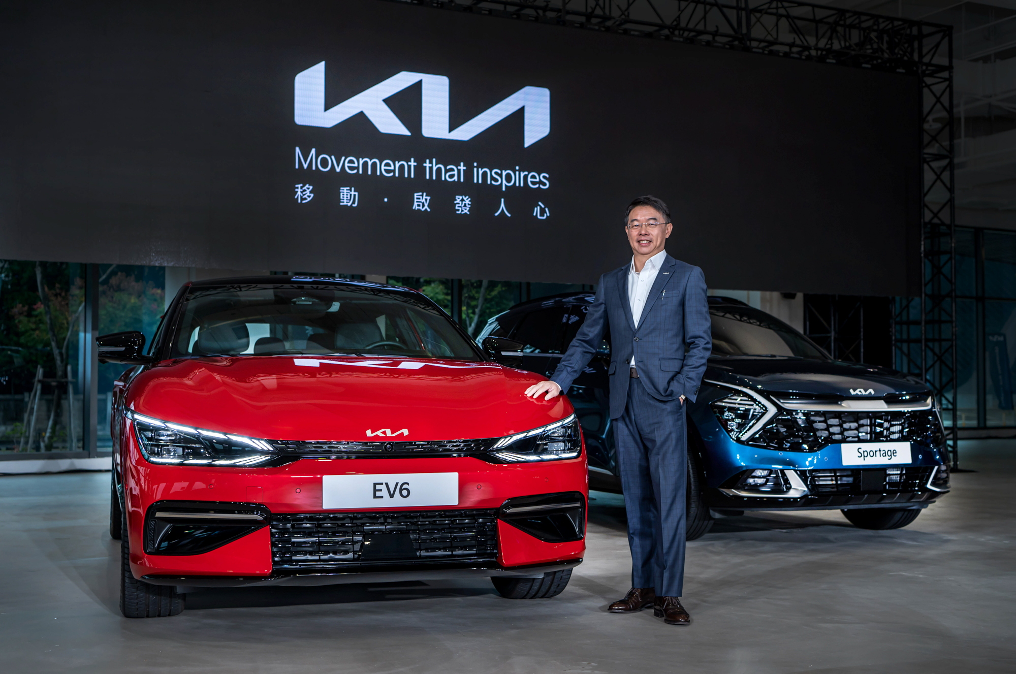 台灣森那美起亞總裁李昌益與 Kia EV6、全新世代 Sportage 合影，正式宣告 Kia 將全面革新，邁入品牌全新紀元。