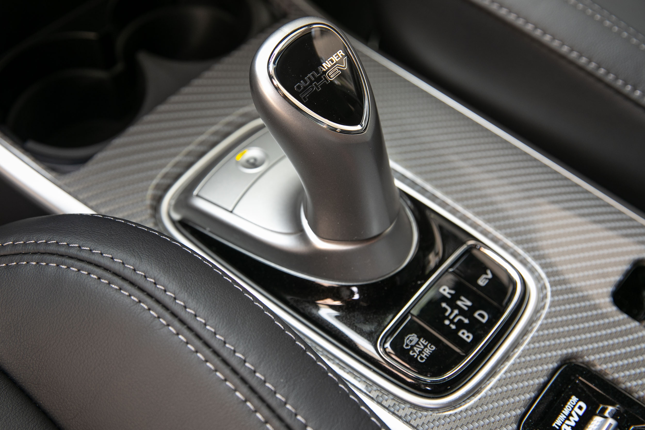 除了配備專屬的 B 檔位以外,排檔座後方也有配置「EV」、「強制充電」、「減少電能消耗」等控制鍵。