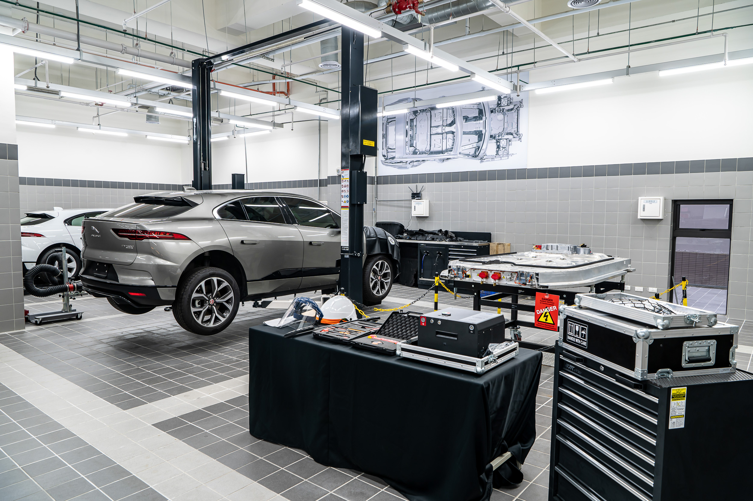 電動車因為先天車體架構的特殊性,故需要另外設置專區來進行檢測維護。