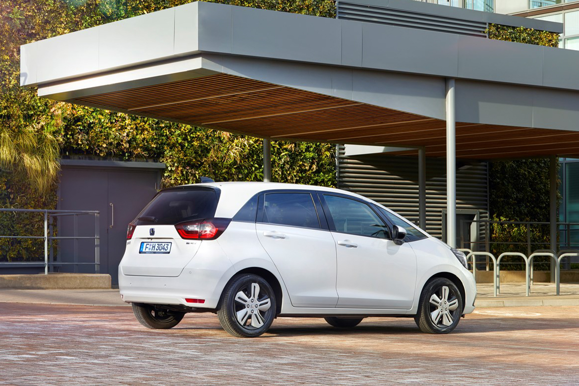 全新 Fit 首度推出油電版本,預接單價 1.5L 汽油版新台幣 76.9 萬元,1.5 e:HEV 油電版新台幣 86.9 萬元。