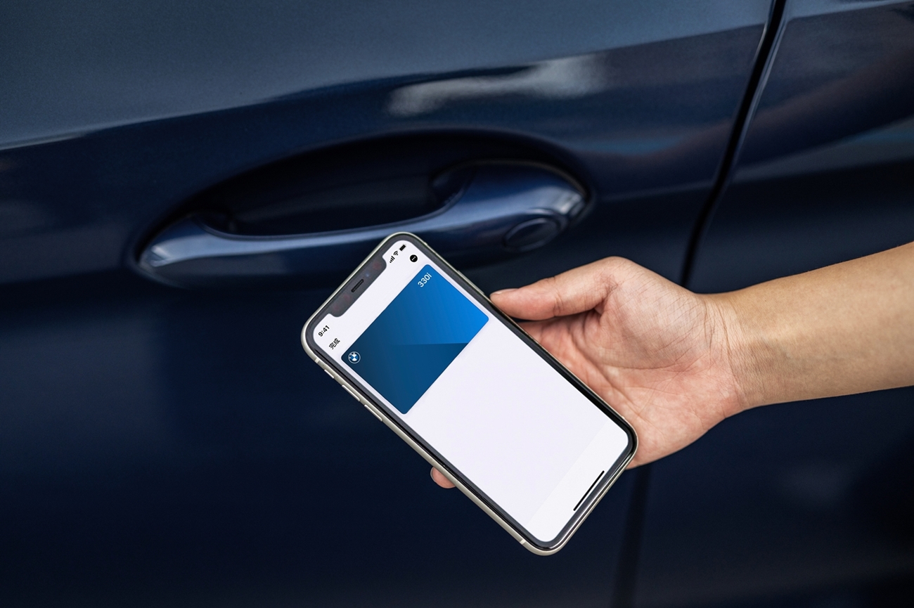 iPhone 手機數位鑰匙搭配智慧 Comfort Access 免鑰匙系統。