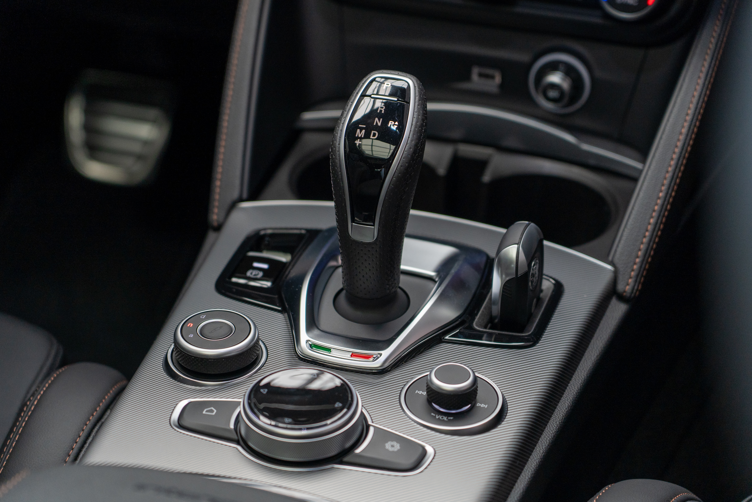 動力銜接銜接八速手自排變速系統，原廠數據顯示可於5.7秒完成零百加速過程。