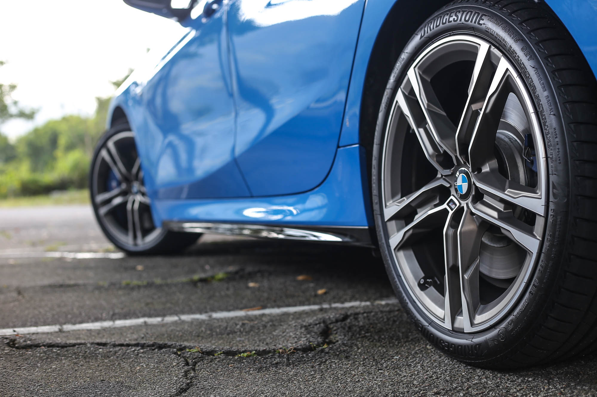 18 吋 M 款輪圈是標準配備，Bridgestone T005 車胎尚待加強。