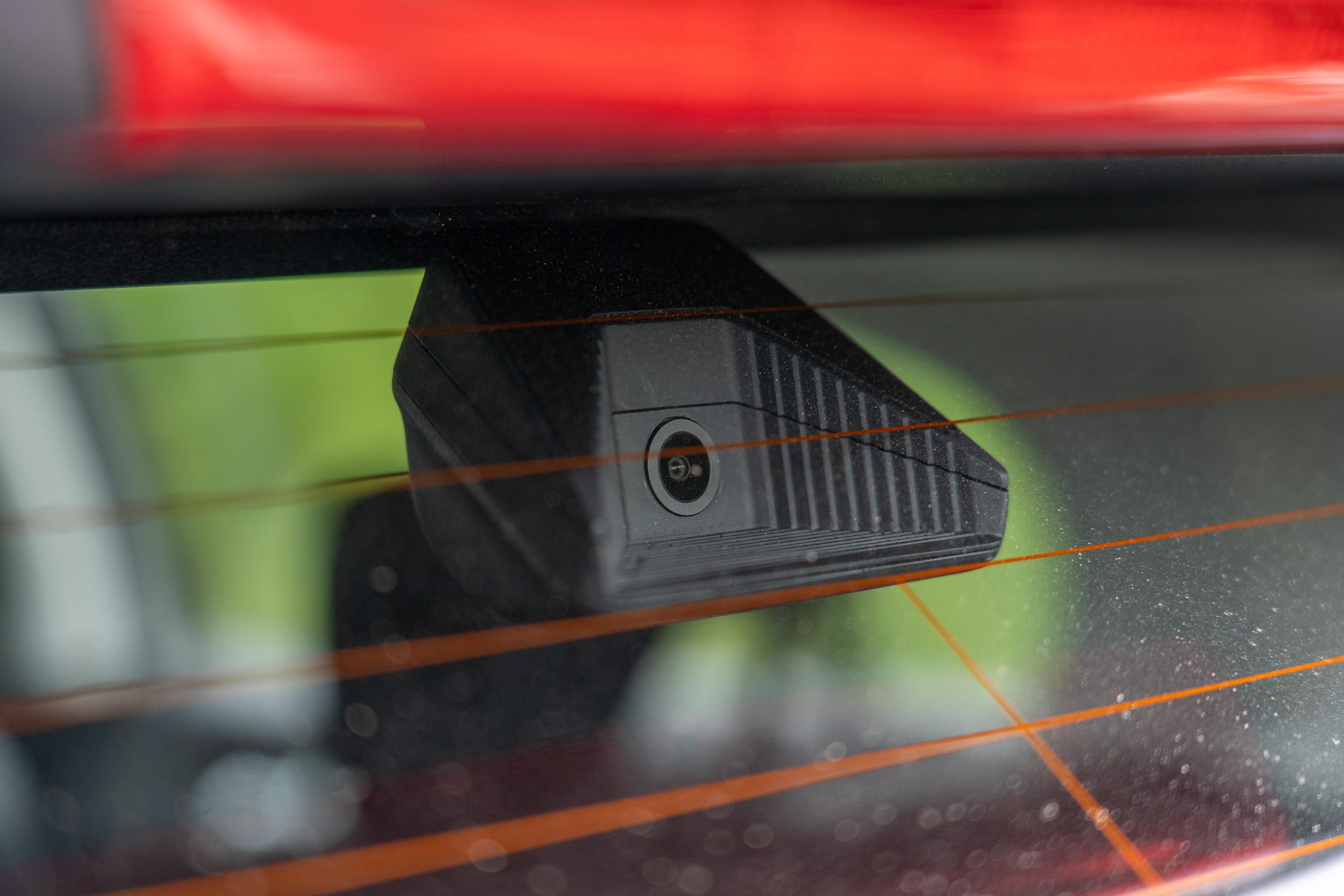 後置鏡頭配於後玻璃內側，四門車型則配置在與停車影像顯示鏡頭相同的位置。