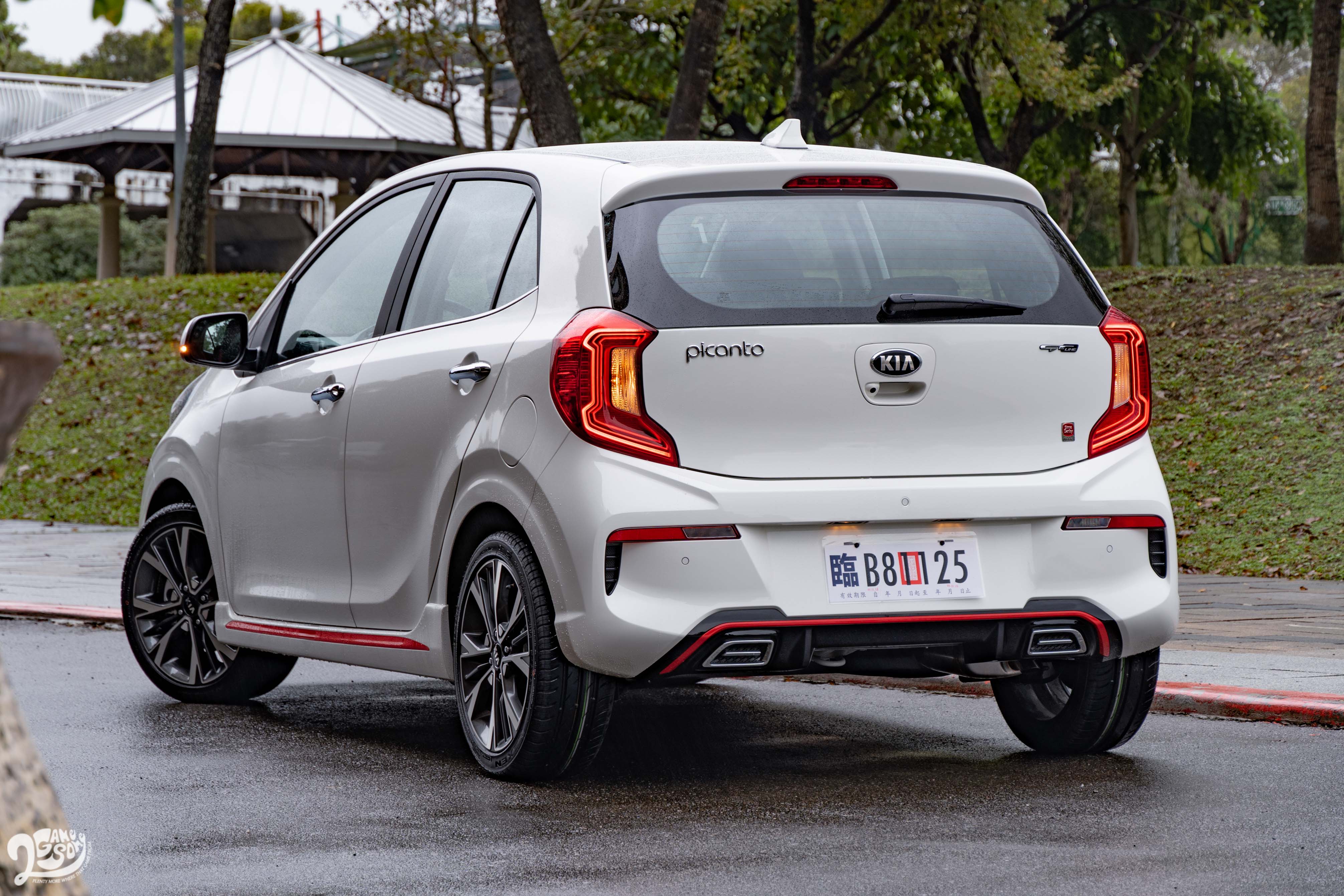 車尾同樣採用新的保桿設計,不過個人較喜歡小改前的單邊雙出尾管,而非現在的造型飾管。