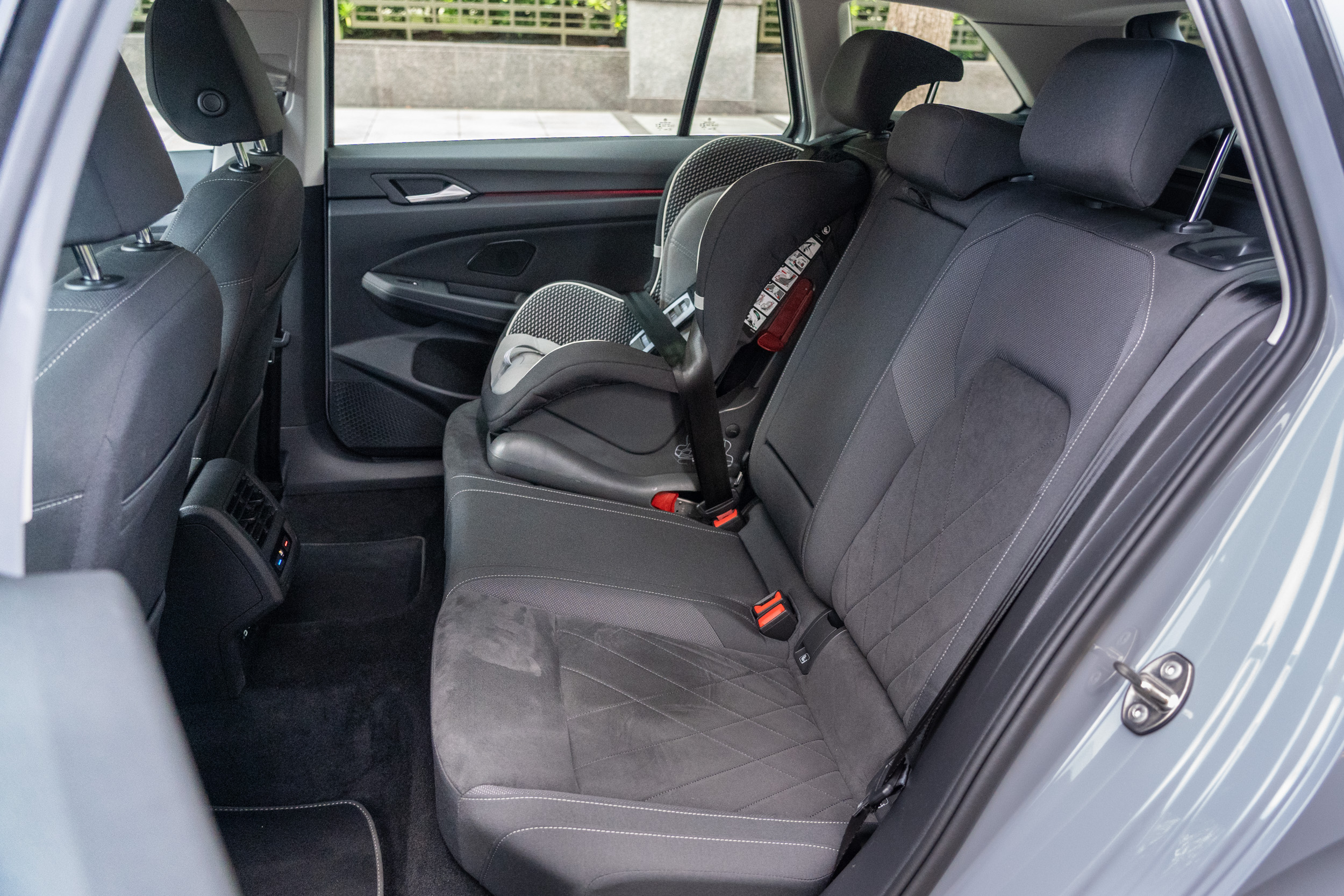 優異的後座乘坐空間反映在腿部與頭部表現上。