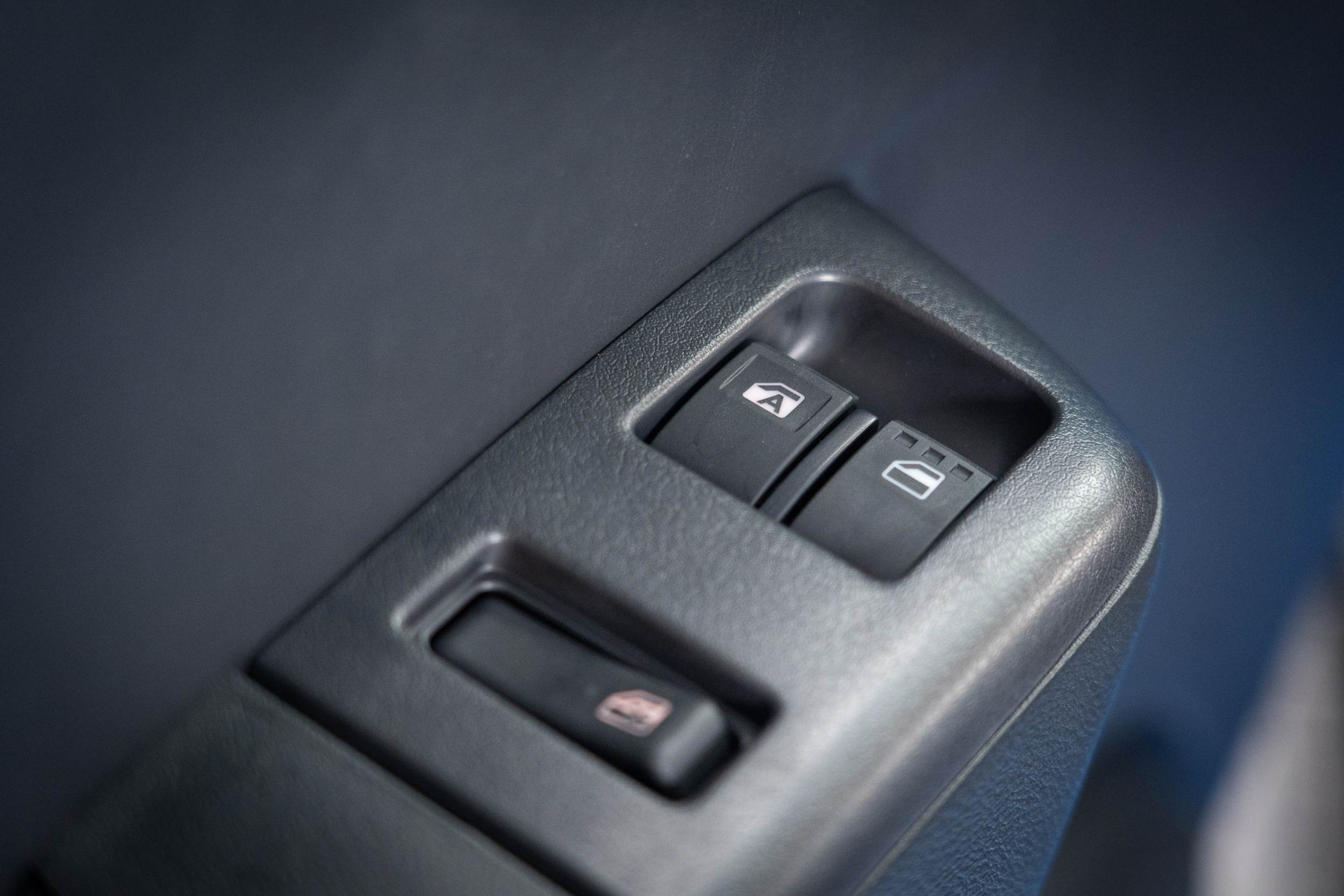 配備電動窗，駕駛座具備上下 One-Touch 功能。