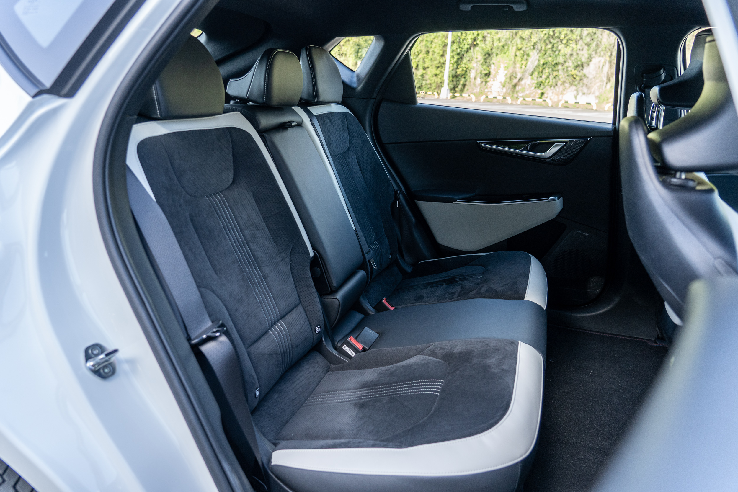 旗艦車型搭載麂、真皮所鋪陳的座椅設定,舒適、支撐性不俗;而前雙座椅也提供一鍵平躺模式。
