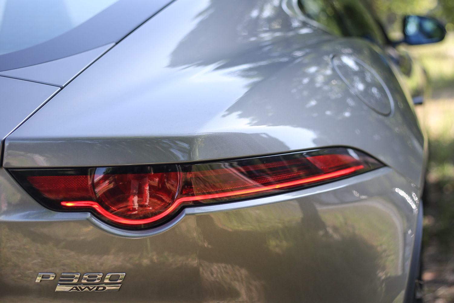 絕美的尾燈設計，讓人一眼就認出 Jaguar 血統身份，下方的數字與英文，則說明馬力規格與四輪驅動配置。