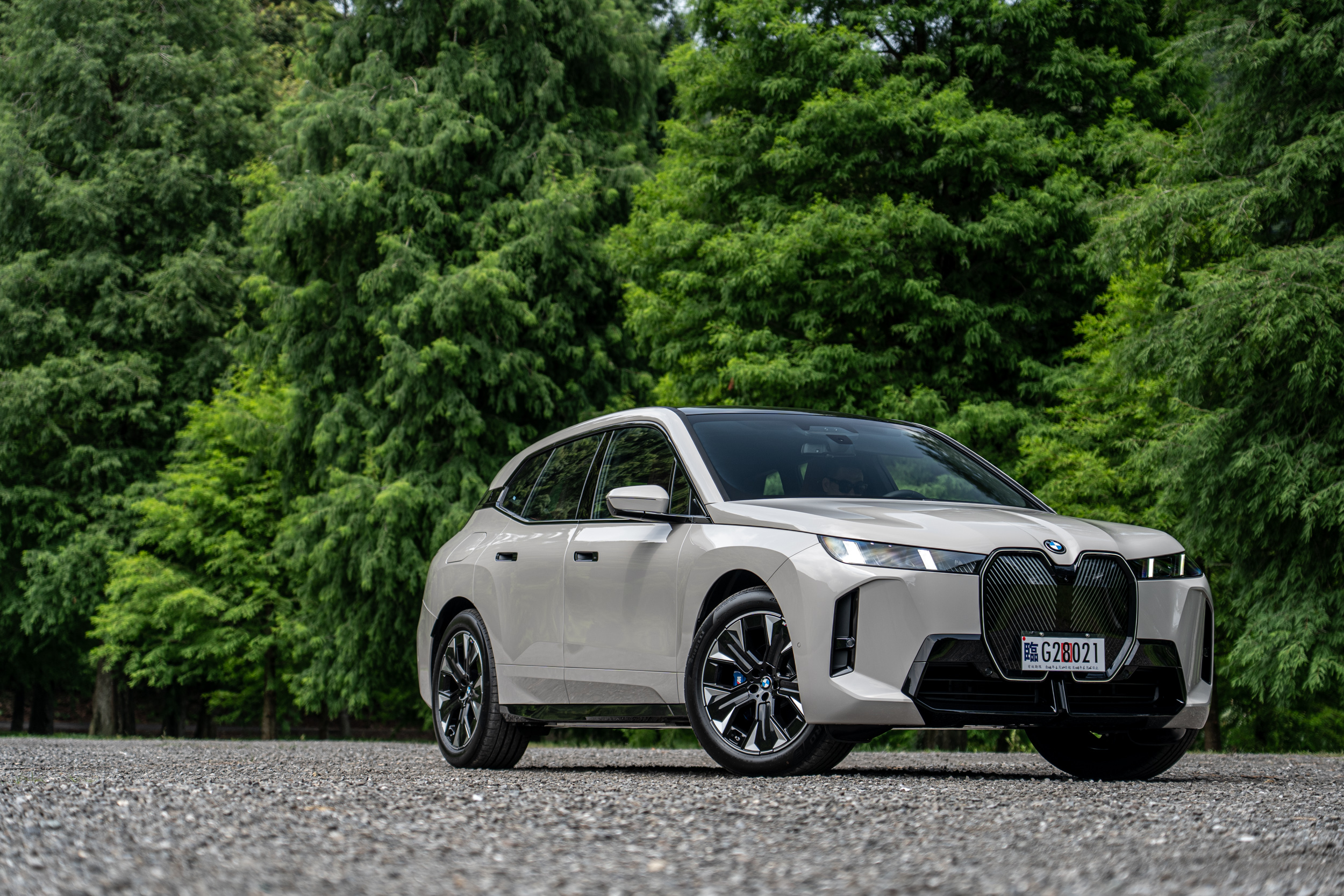 是新時代到來前的過渡品、還是真正的豪華旗艦？｜BMW 小改款 iX xDrive45 M Sport 試駕