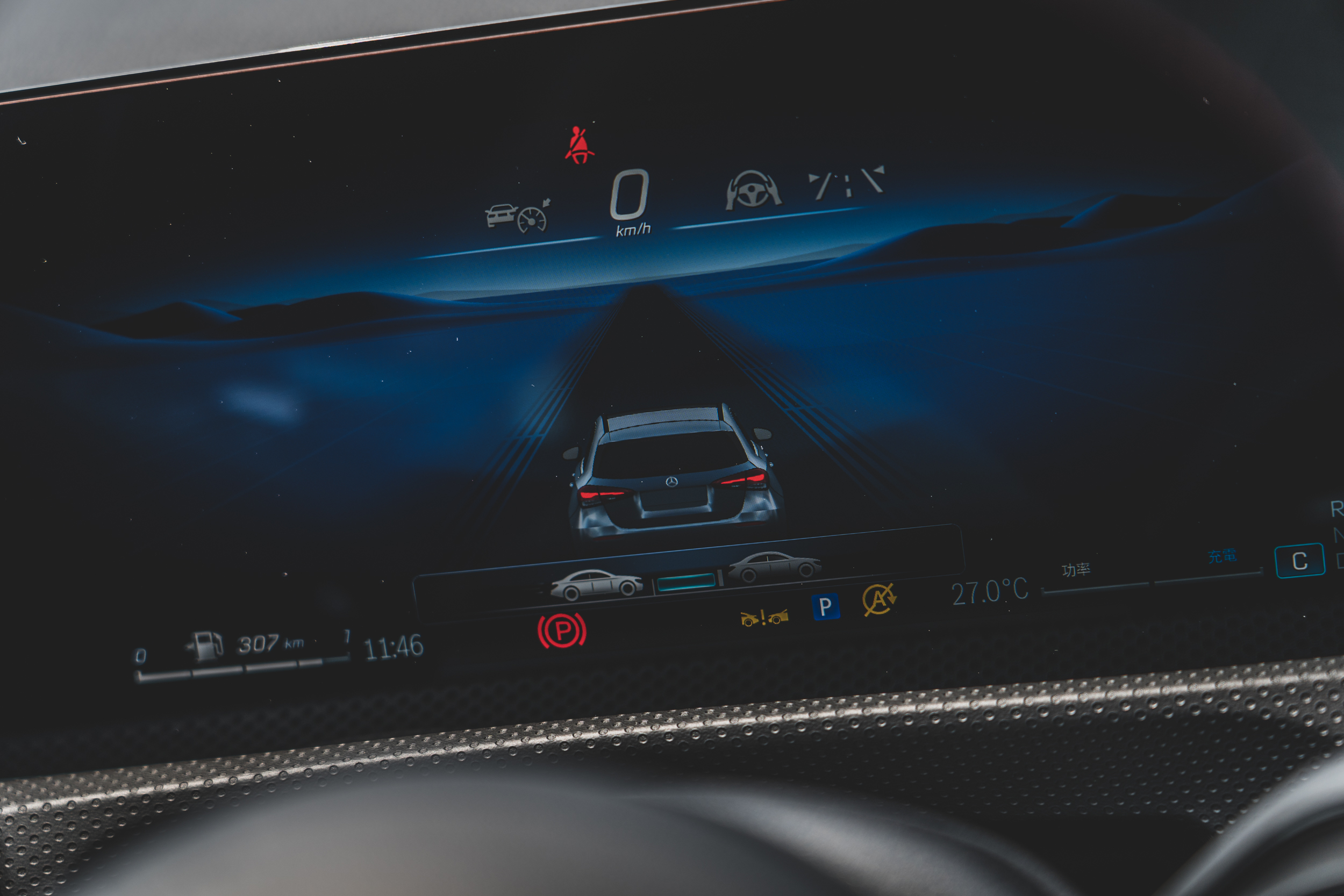 在更換為 MBUX 2.0 後,LV2 半自動駕駛輔助科技的顯示介面也得以放大優化。