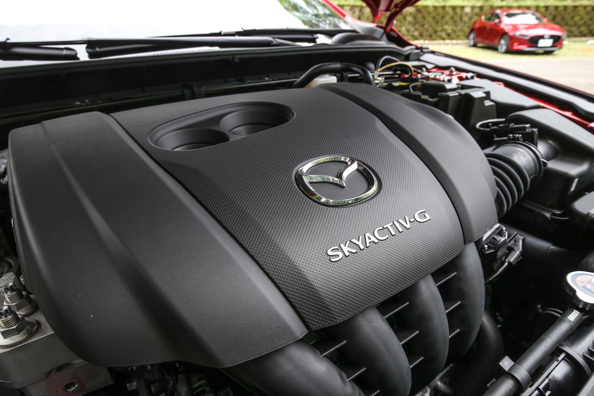 新世代 Mazda3 都搭載著相同的 Skyactiv-G 自然進氣汽油引擎，2.0 升的排氣量中具備 165ps/6000rpm 最大馬力與 21.7kgm/4000rpm 最大扭力輸出。