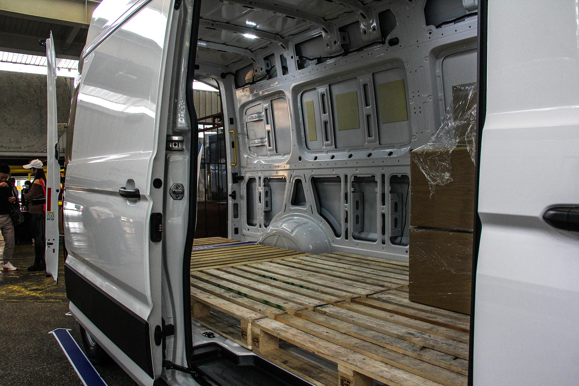 長軸高頂車型的貨艙可置入 4 組 1,000mm x 1,200mm 歐規棧板的貨物。