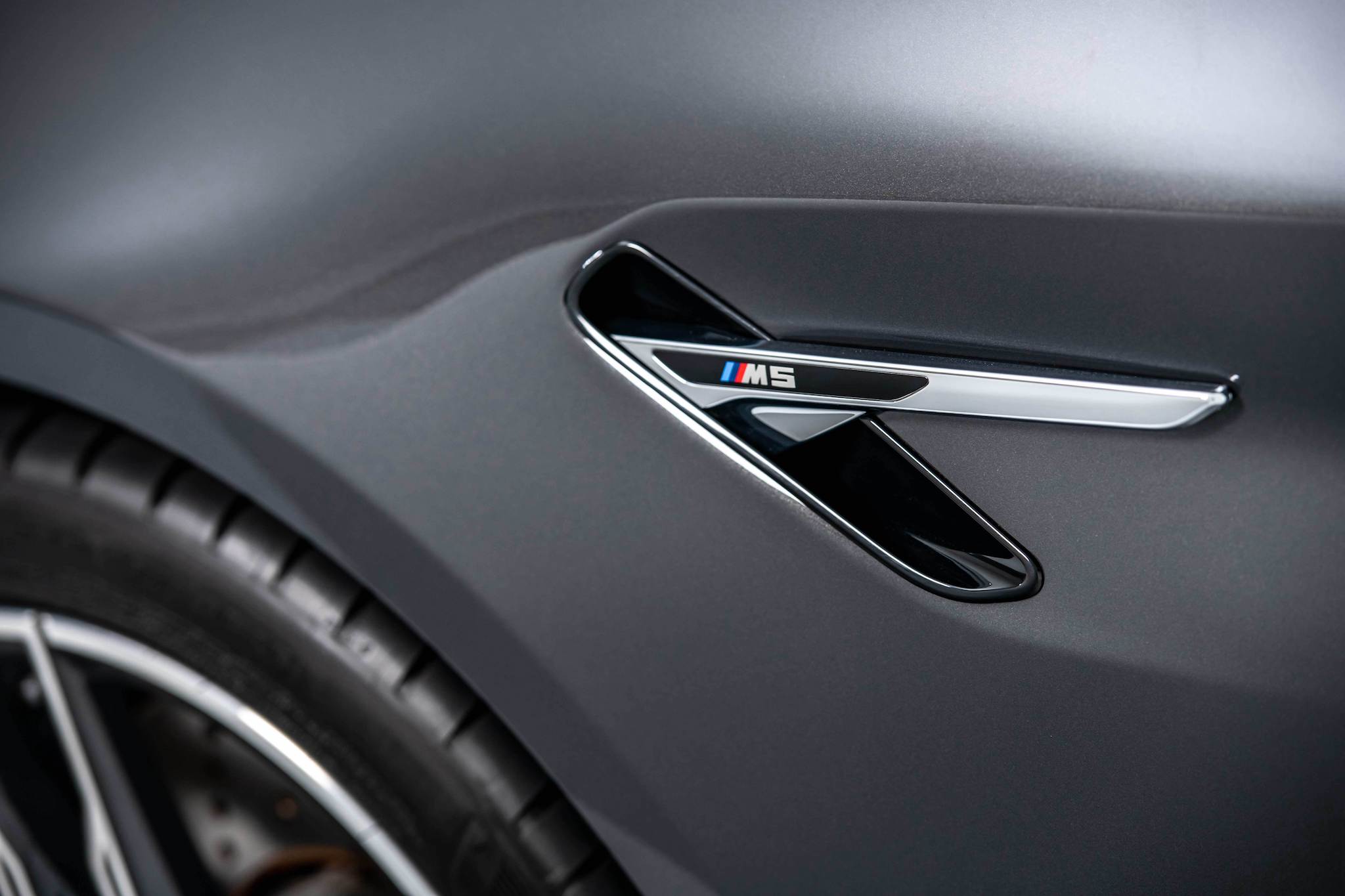 BMW M5 位於前葉子板的M鯊魚鰓狀飾條。