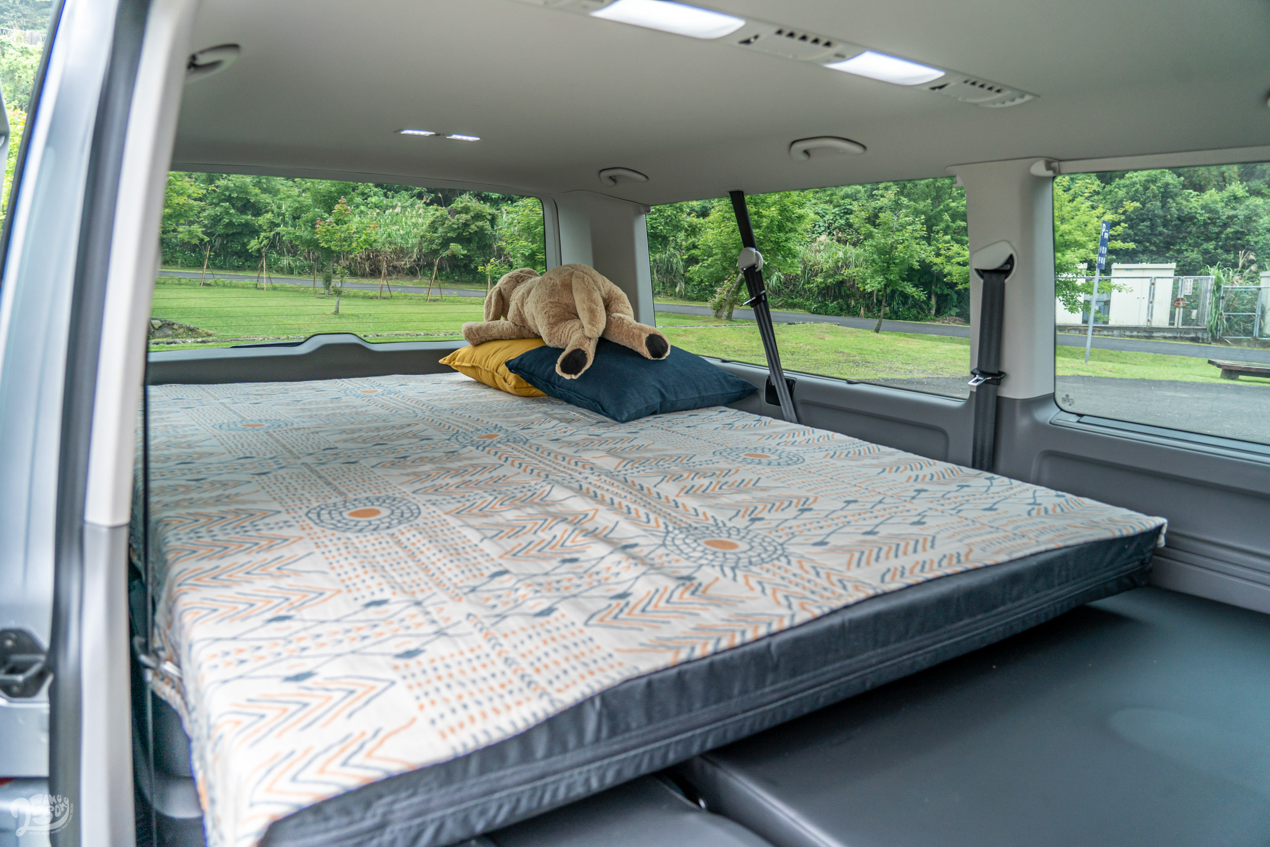 床墊以尺寸來說算得上寬裕，但若是初次接觸露營的的人，可能需要一些時間來適應車內的空間感。