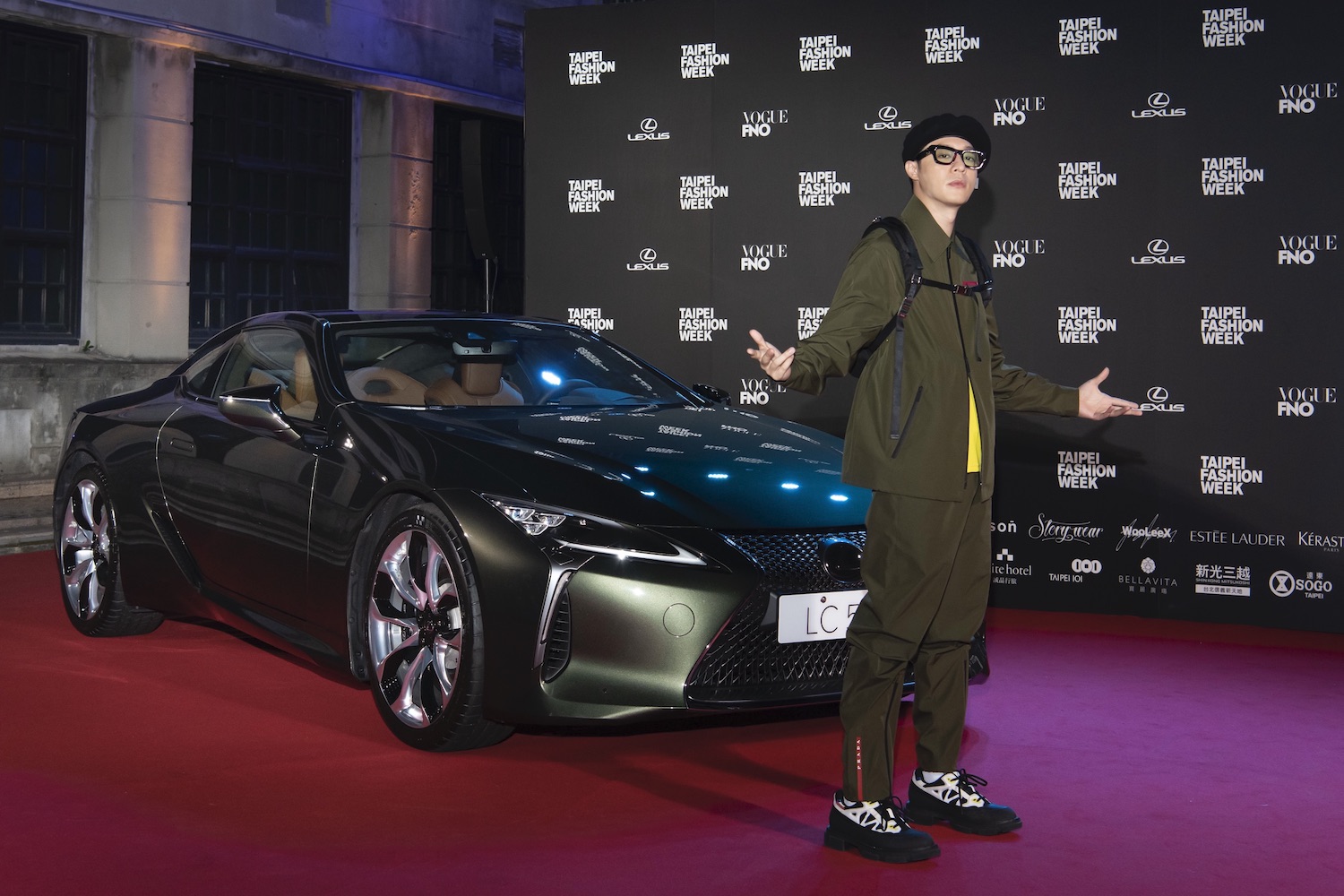2019臺北時裝週周湯豪與 Lexus 限量版 LC 合影。