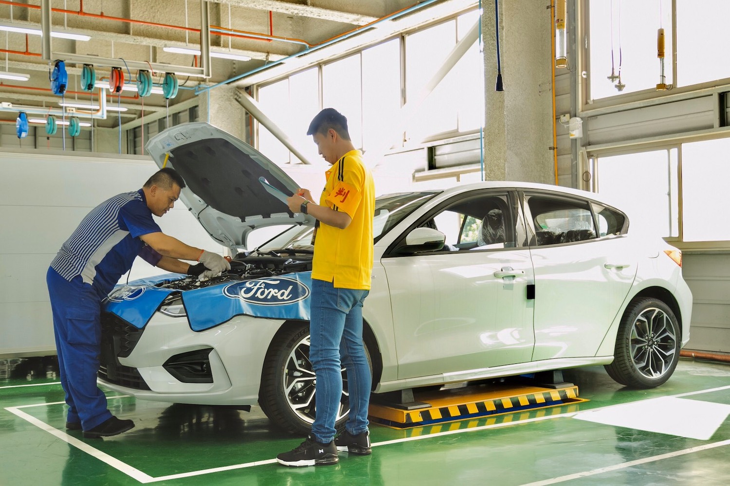 「Ford 全國顧客服務競賽」中，保養技師以 Ford 專業技術規範及專業維修工具，為競賽指定用車全新第四代 Ford Focus 完成各項保養項目。