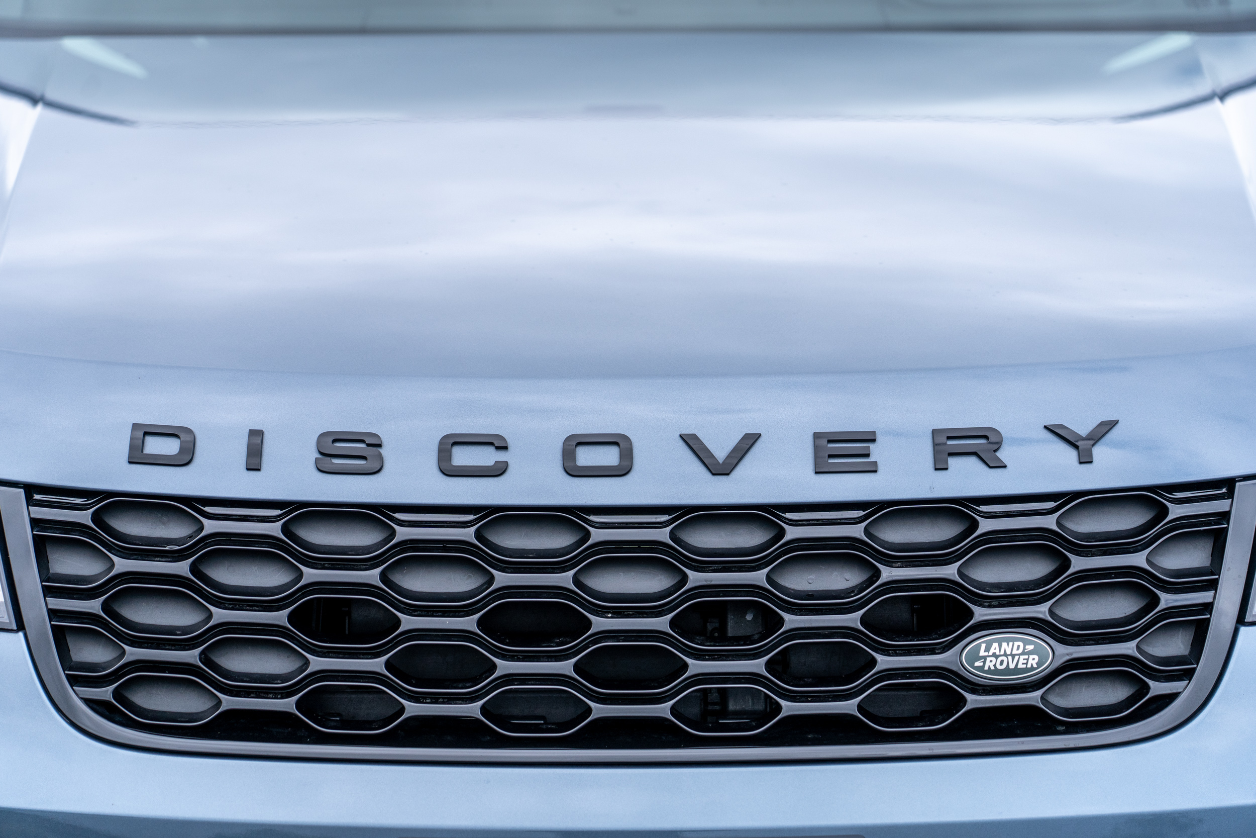 黑化元素是近年來 Land Rover 會常常納入配備選單的產品之一，可在視覺上凸顯出對比感。