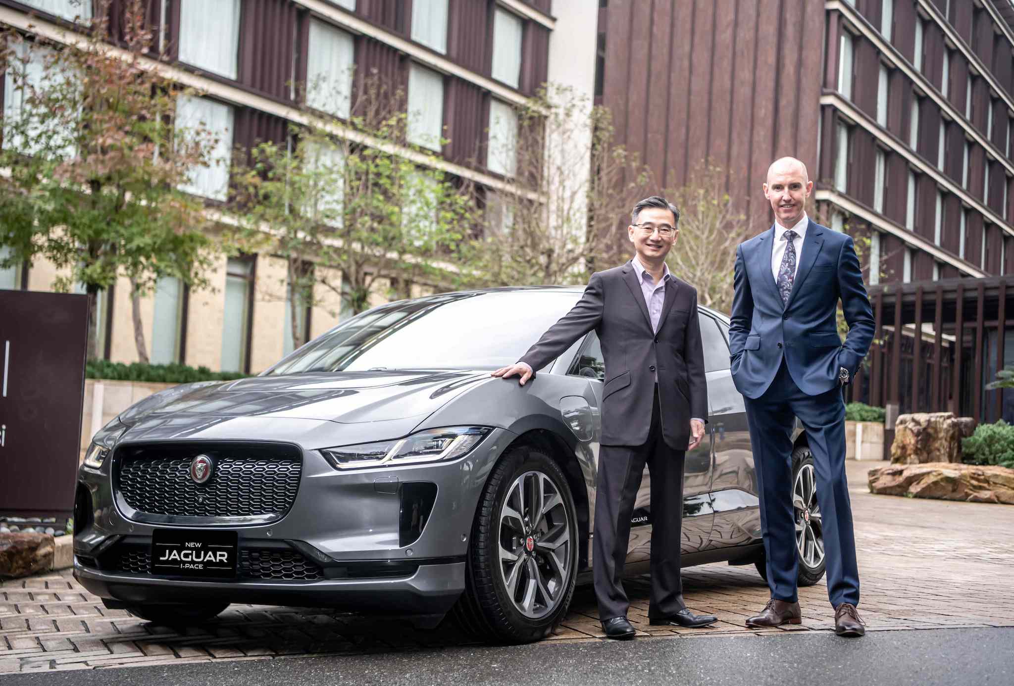 圖為 Jaguar Land Rover Taiwan 台灣捷豹路虎總經理 Garth Turnbull (右一)、Noodoe 董事長王景弘(左一)。
