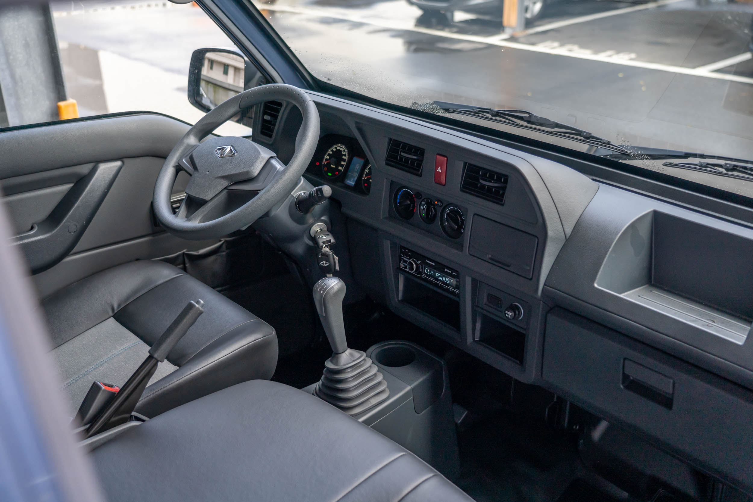 堅兵 P350 Hybrid 內裝一如預期般樸實無華,但就質感面向而言,相較於同級對手仍又一小段差距。