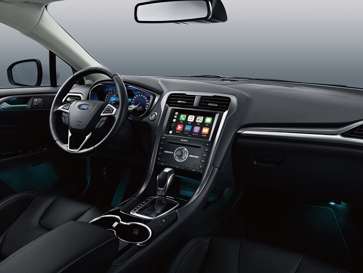 Ford Mondeo 珍藏型搭載 SYNC3 娛樂通訊整合系統的 8 吋 LCD 彩色觸控螢幕支援 Apple CarPlay 與 Android Auto。