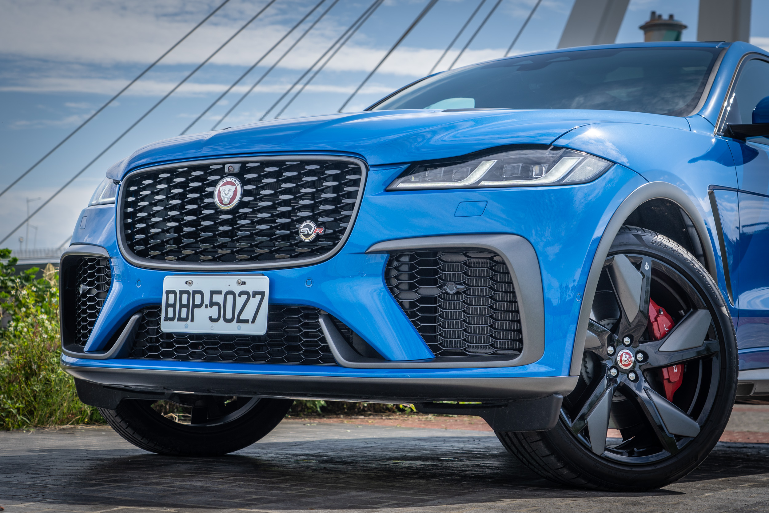 車頭導入嶄新的 X 型設計,兩側加大型煞車冷卻進氣口的格柵網狀線條靈感源自 Jaguar XE SV Project 8。